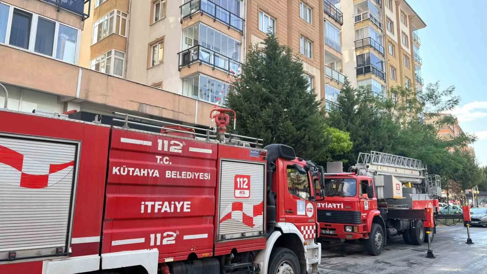 Kütahya'da gökyüzü aydınlandı, apartman çatısında korku dolu anlar yaşandı