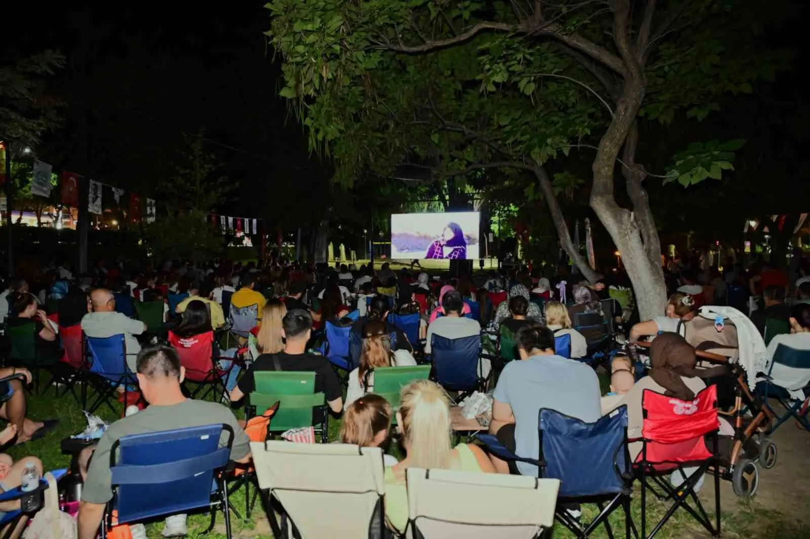 Manisa'da nostalji rüzgarı: Yeşilçam klasikleri parklara taşındı