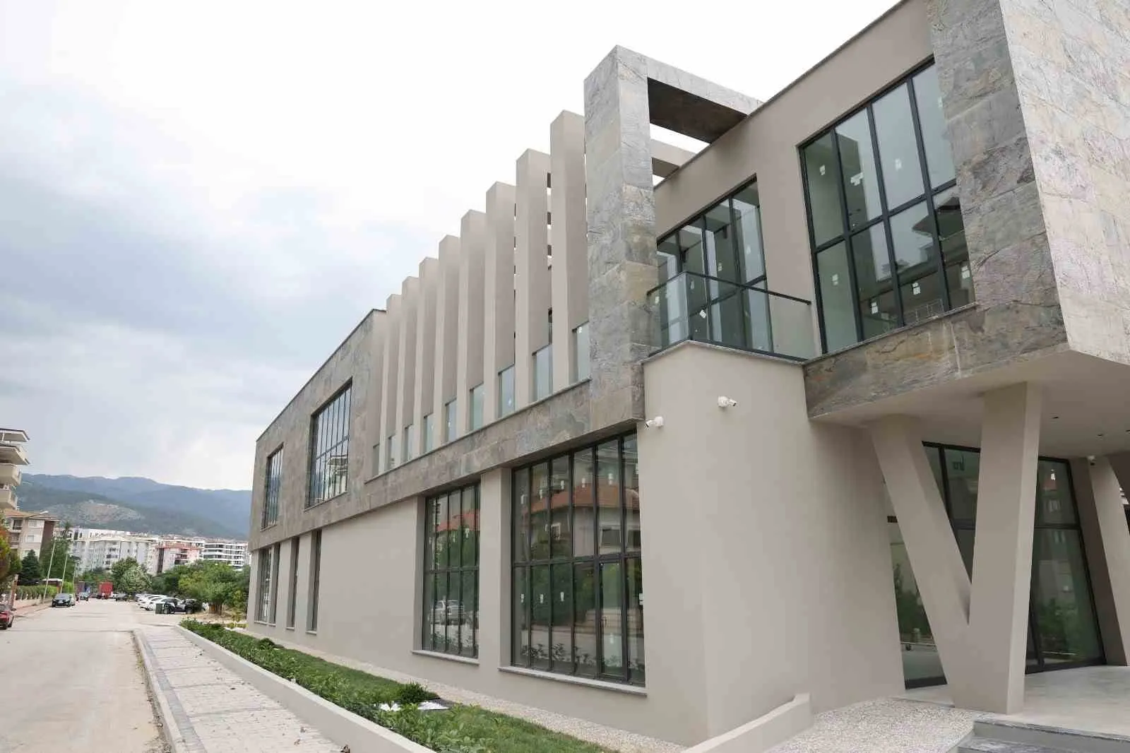 Servergazi'de kitapseverlerin yeni adresi: Faik Kaplan Kütüphanesi açılış için gün sayıyor