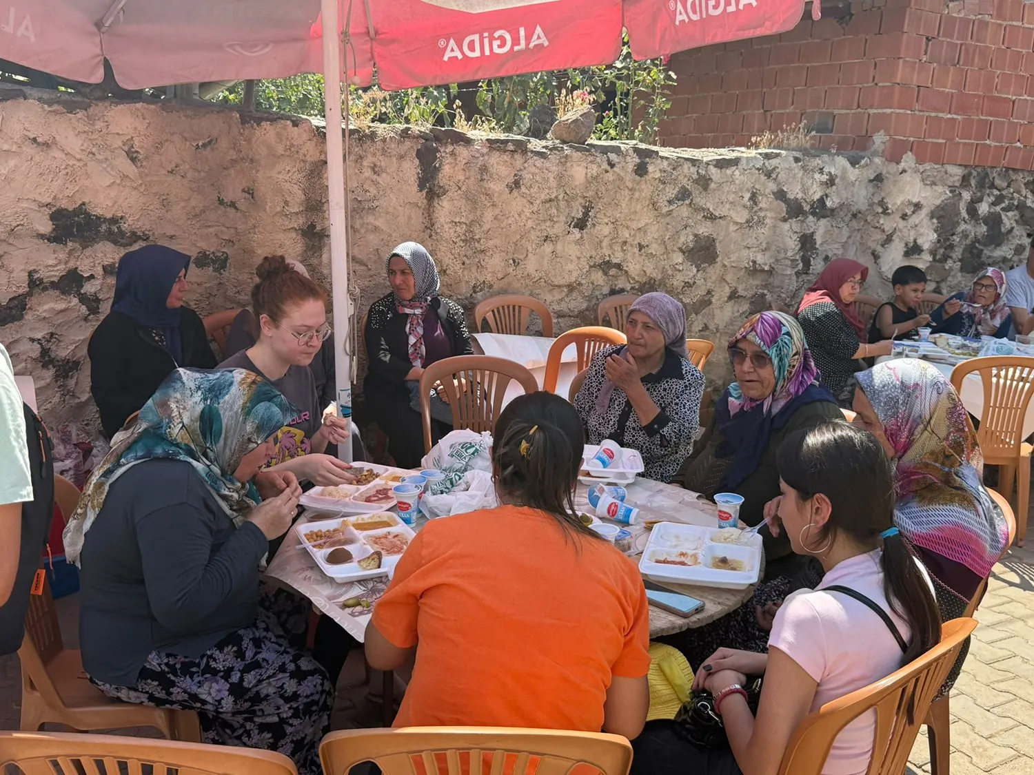 Kula’da hüzünlü veda: Genç öğretmen dualarla anıldı