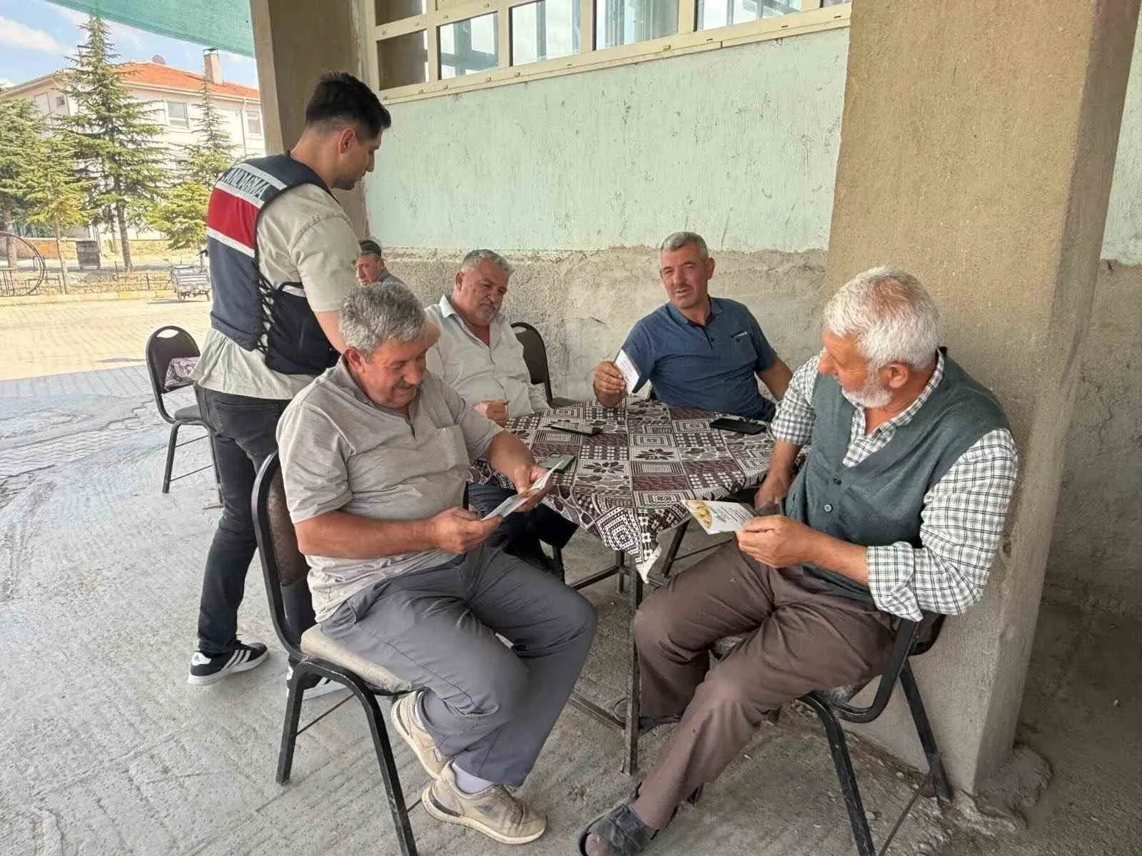 Afyonkarahisar jandarmasından dijital suçlara karşı kalkan: 143 kişiye kritik uyarı