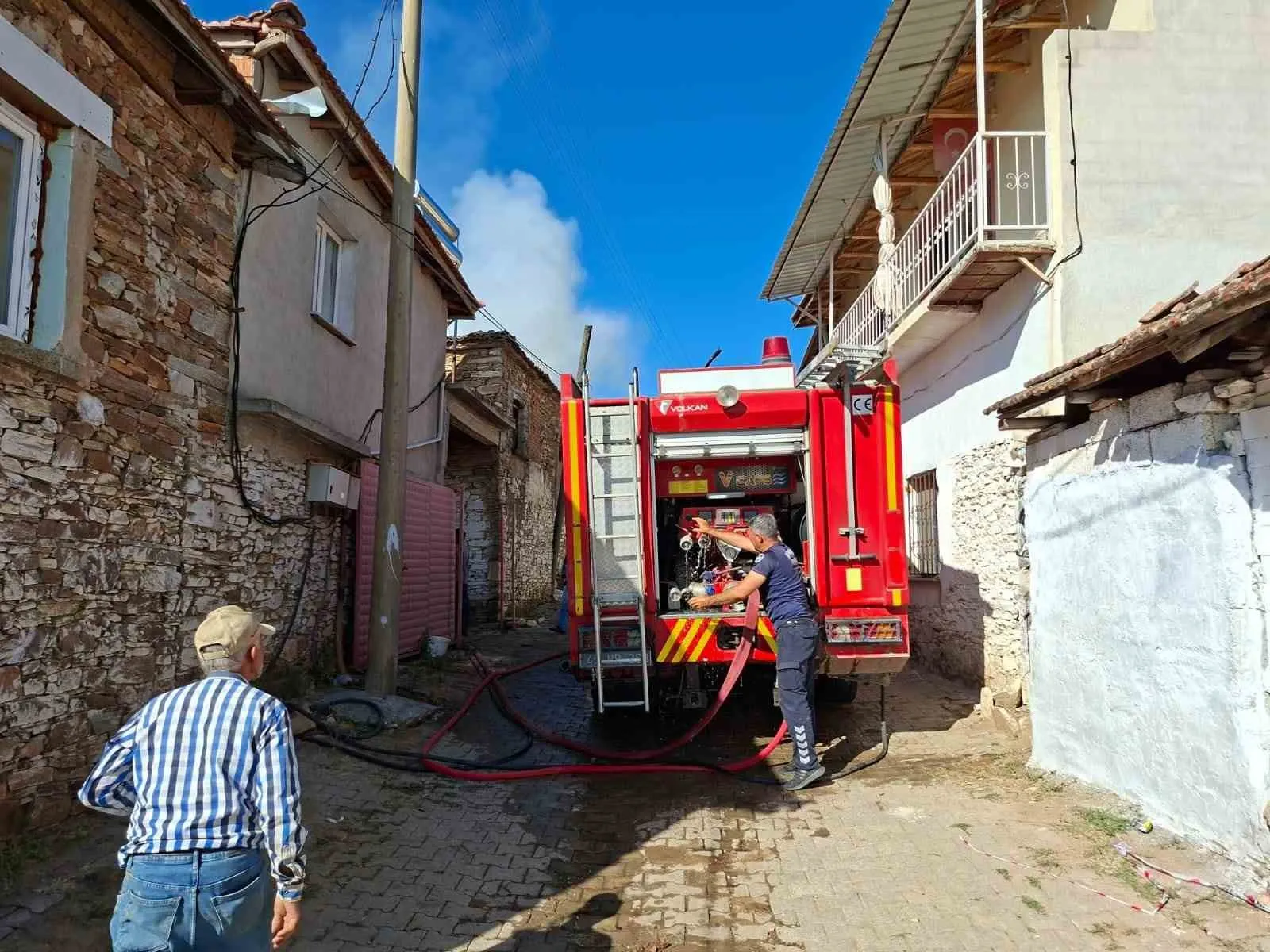 Salihli'de tarihi mahallede alevler evi küle çevirdi