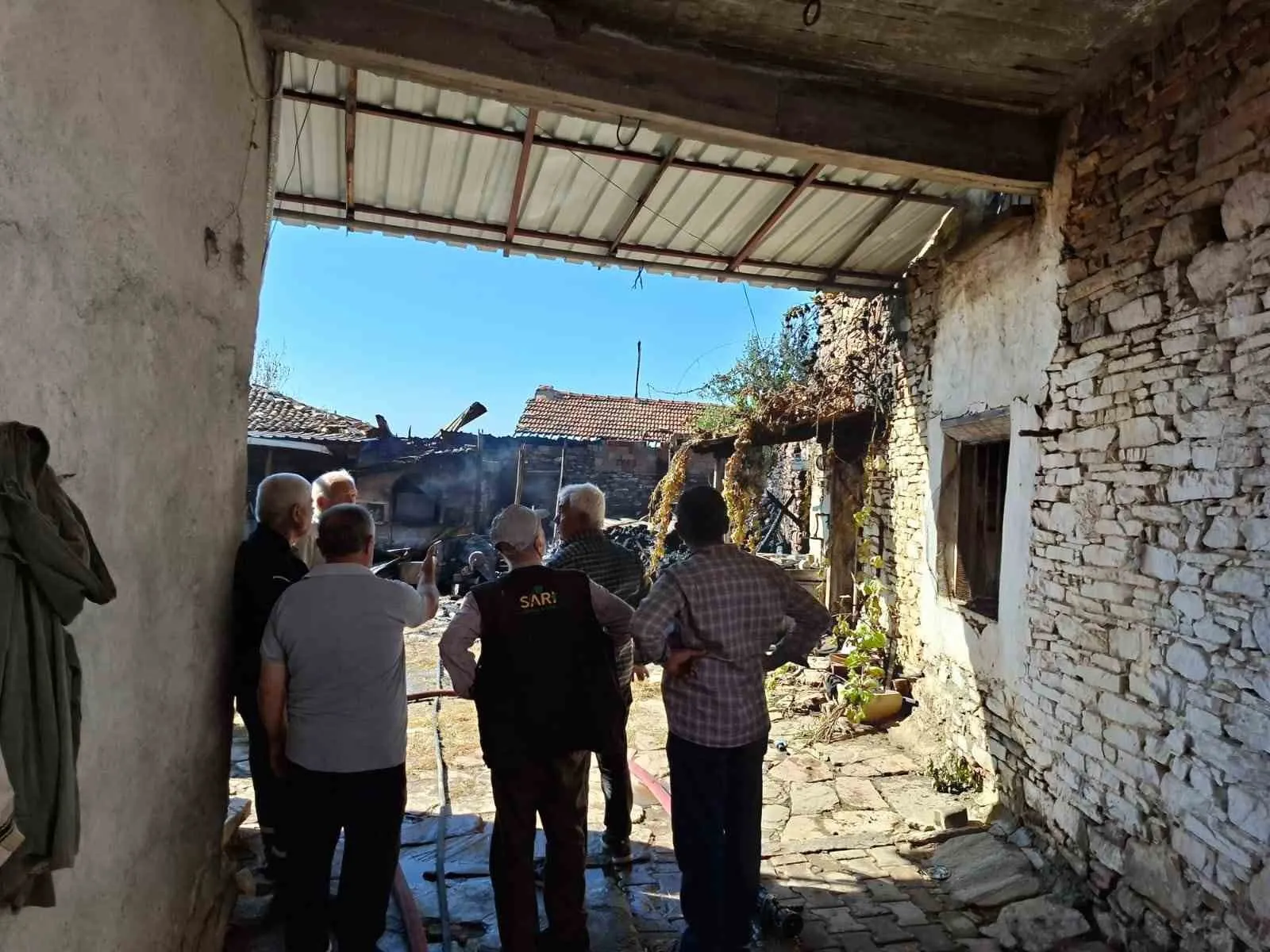 Salihli'de tarihi mahallede alevler evi küle çevirdi