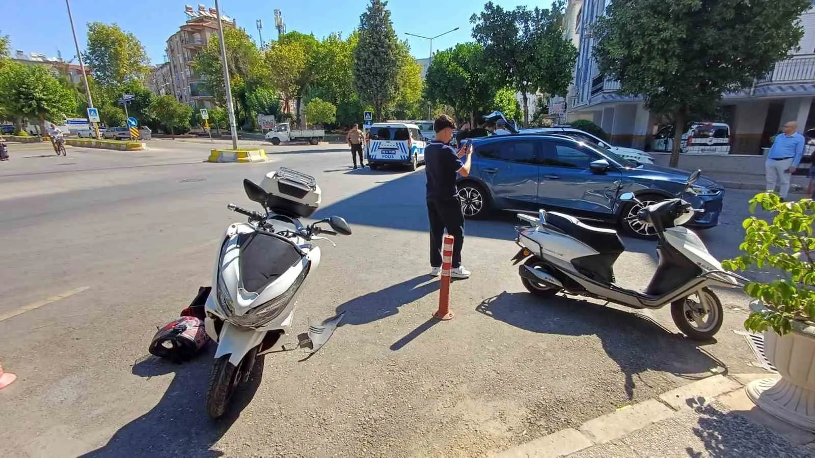 Efeler’de trafik kabusu: Kavşakta çarpışan motosikletteki yolcu yaralandı