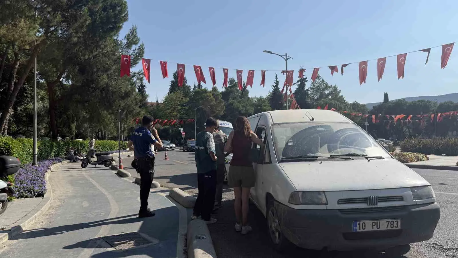Menteşe'de ehliyetsiz sürücü paniği: Motosikletli kazayı hafif sıyrıklarla atlattı