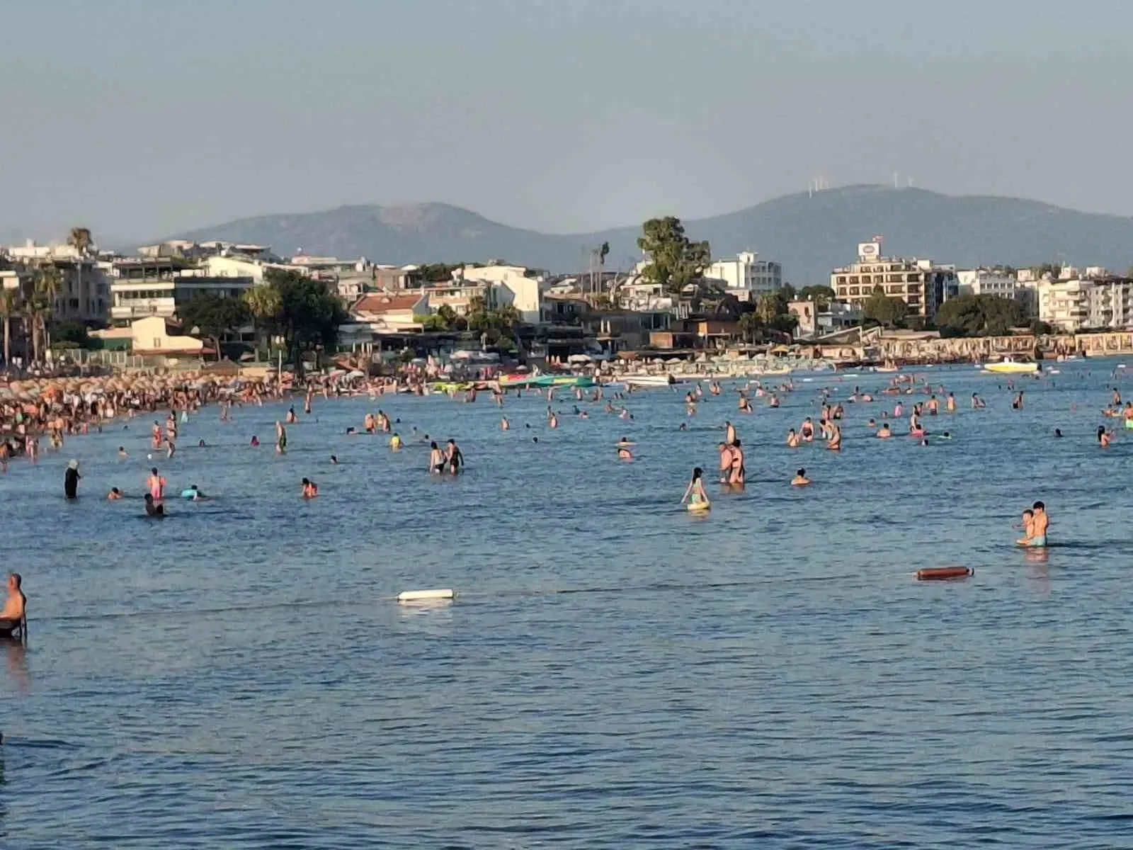 Didim'de termometreler zirveyi gördü: Sahillerde adım atacak yer kalmadı