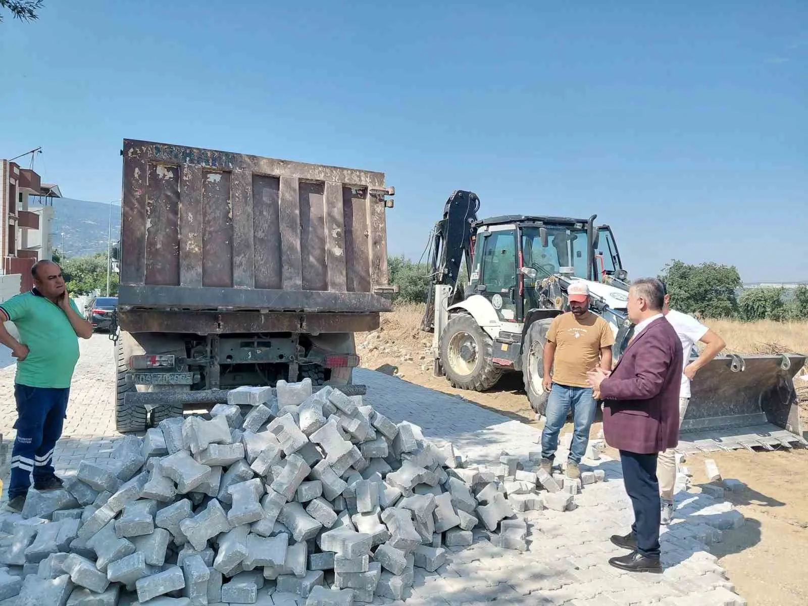 Buharkent’te ulaşım konforu için düğmeye basıldı: Sokaklar yenileniyor