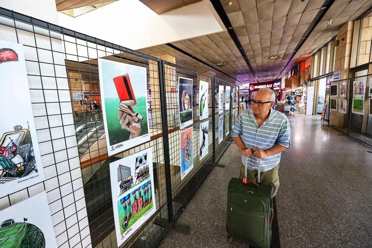 Otobüs beklerken sanat molası: Futbol tutkusu karikatürle terminale taşındı