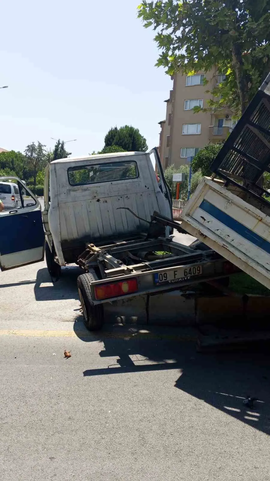 Efeler’de trafik kabusu: Kamyonet refüje uçtu