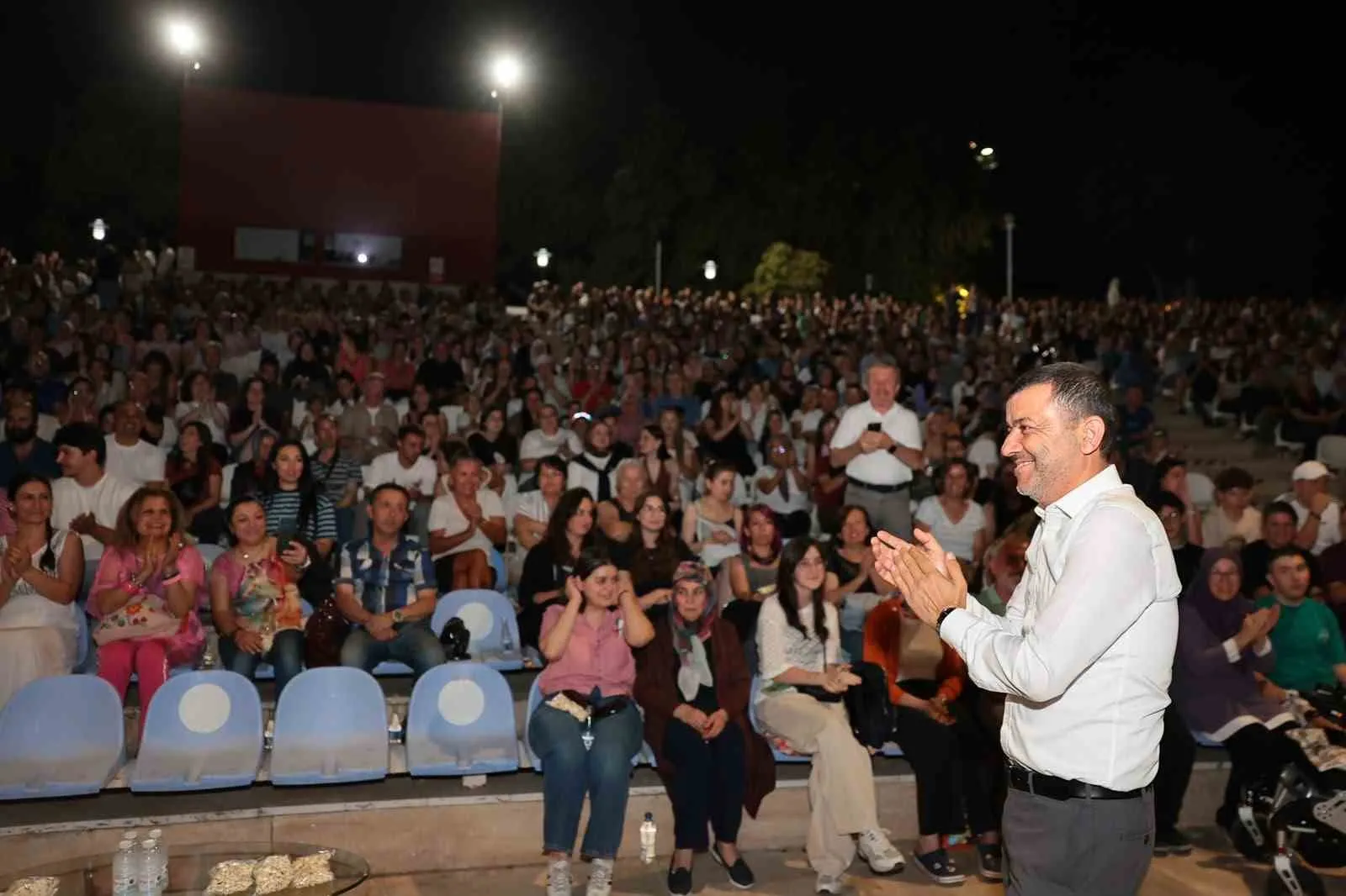Denizli’de sinema şöleni: Yaz akşamları dev ekranda hayat buluyor