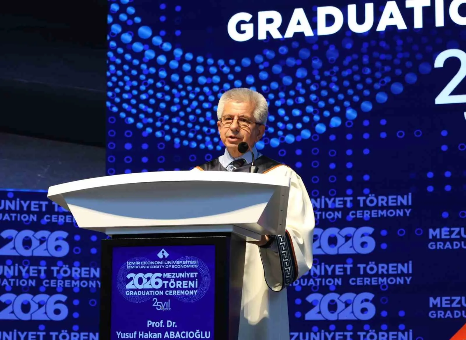 İzmir Ekonomi’de 25. yıl gururu: Bin 200 genç mezuniyet coşkusuyla uğurlandı
