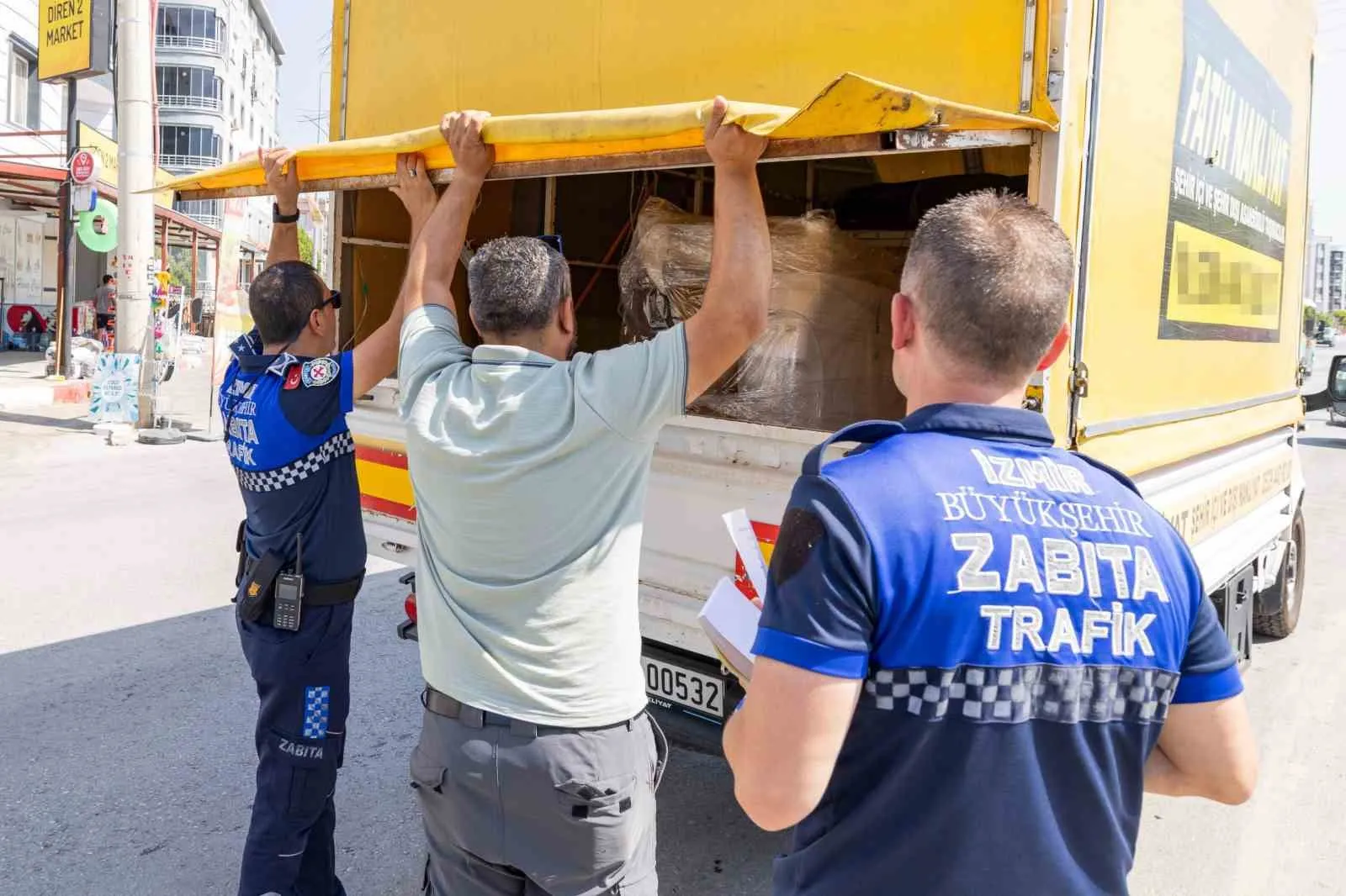 Torbalı’da tarım işçilerinin can güvenliği için şafak operasyonu: Korsan servisler trafikten men edildi