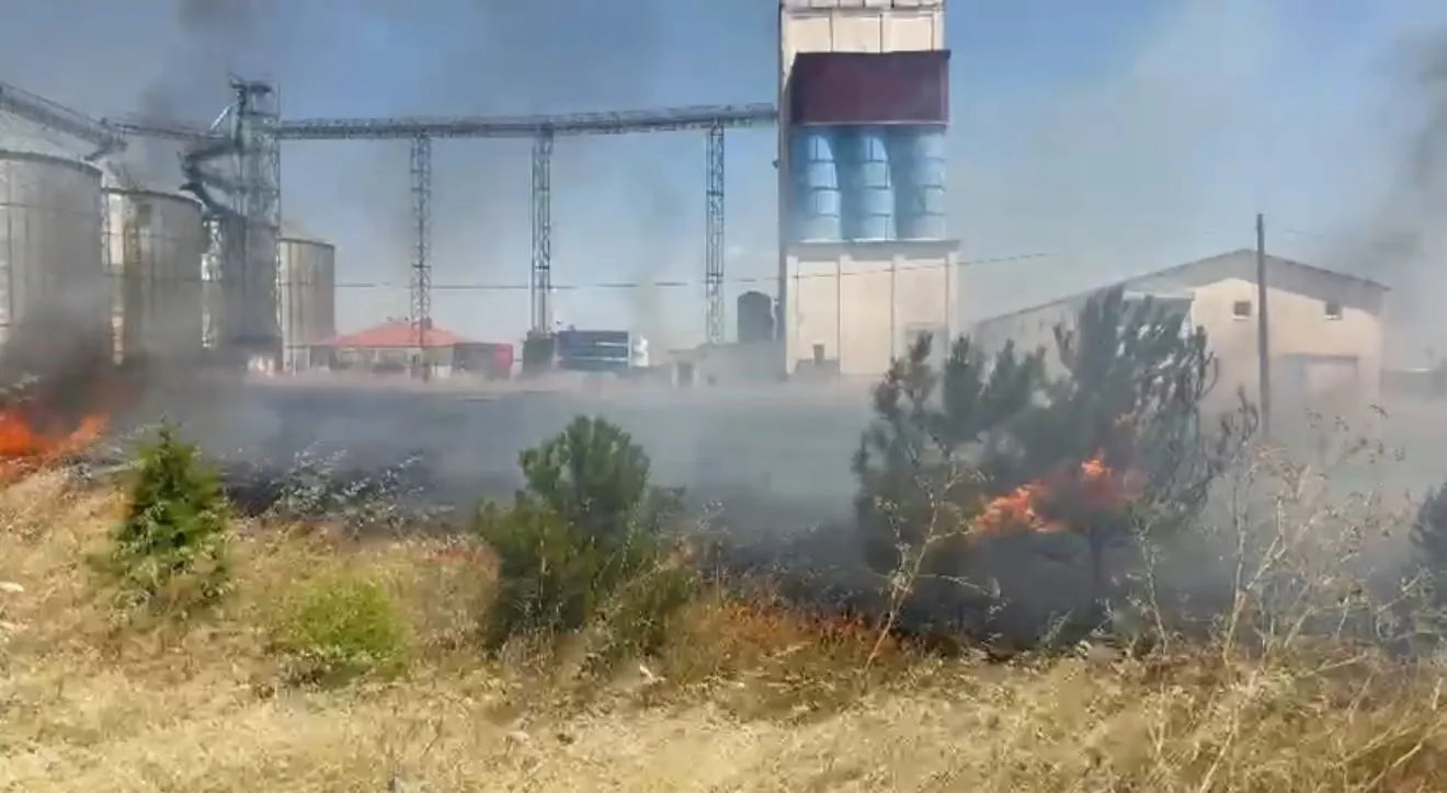 Emirdağ yolunda korkutan anız yangını: Görüş mesafesi düştü, trafik durma noktasına geldi