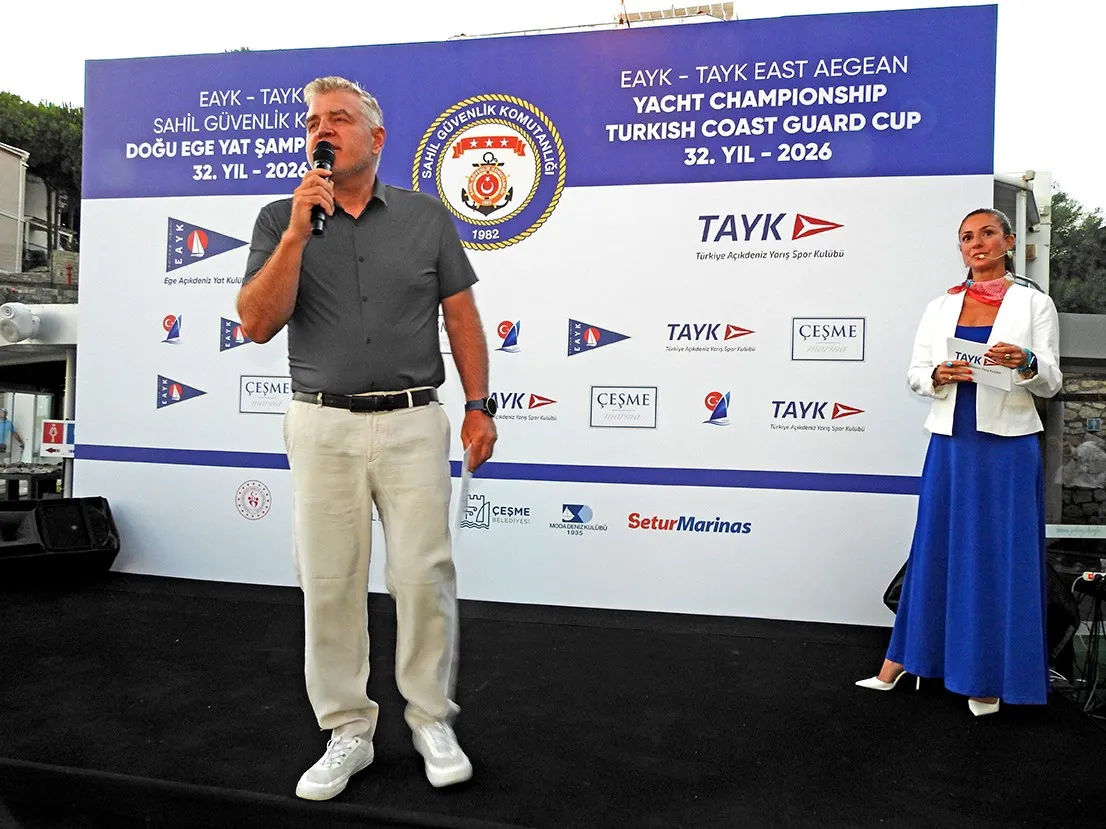 Çeşme’nin rüzgarlı sularında yelken heyecanı zirve yaptı: Şampiyonlar kupalarına kavuştu