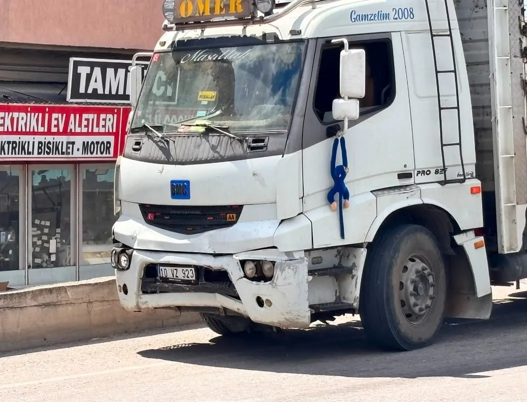 Tavşanlı yolunda korku dolu anlar: Kamyonun biçtiği otomobildeki iki çocuk hastanelik oldu