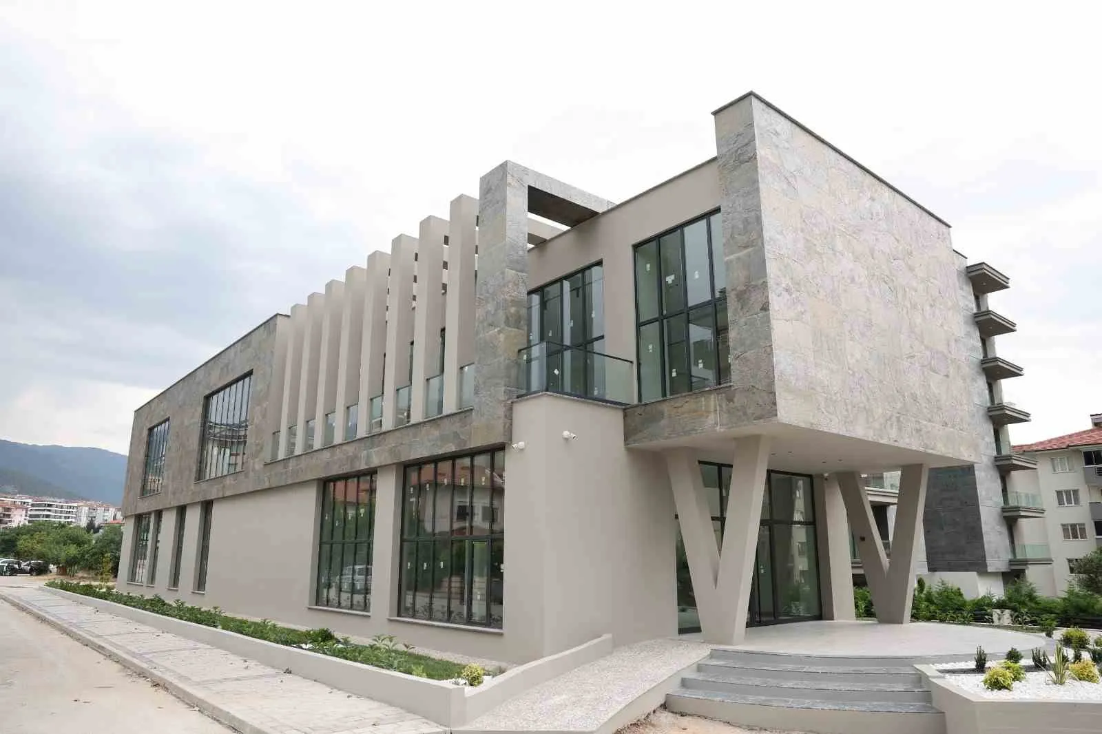Servergazi'de kitapseverlerin yeni adresi: Faik Kaplan Kütüphanesi açılış için gün sayıyor