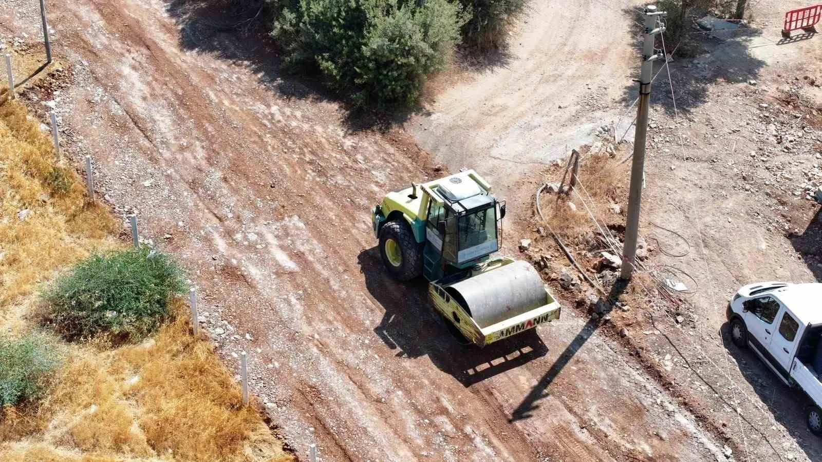 Akbük’te ulaşım seferberliği: Didim Belediyesi kendi üretimiyle yolları yeniliyor
