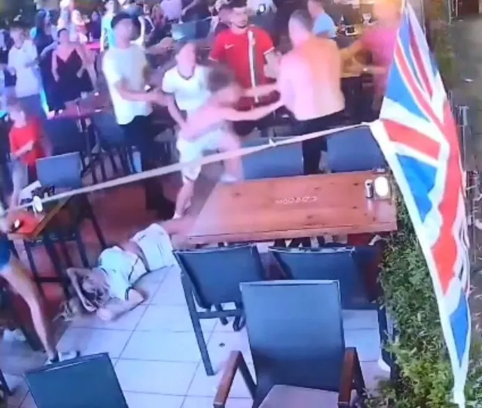 Marmaris'te dehşet anları: Restoranda ailesine saldıran turiste vatandaşlar müdahale etti