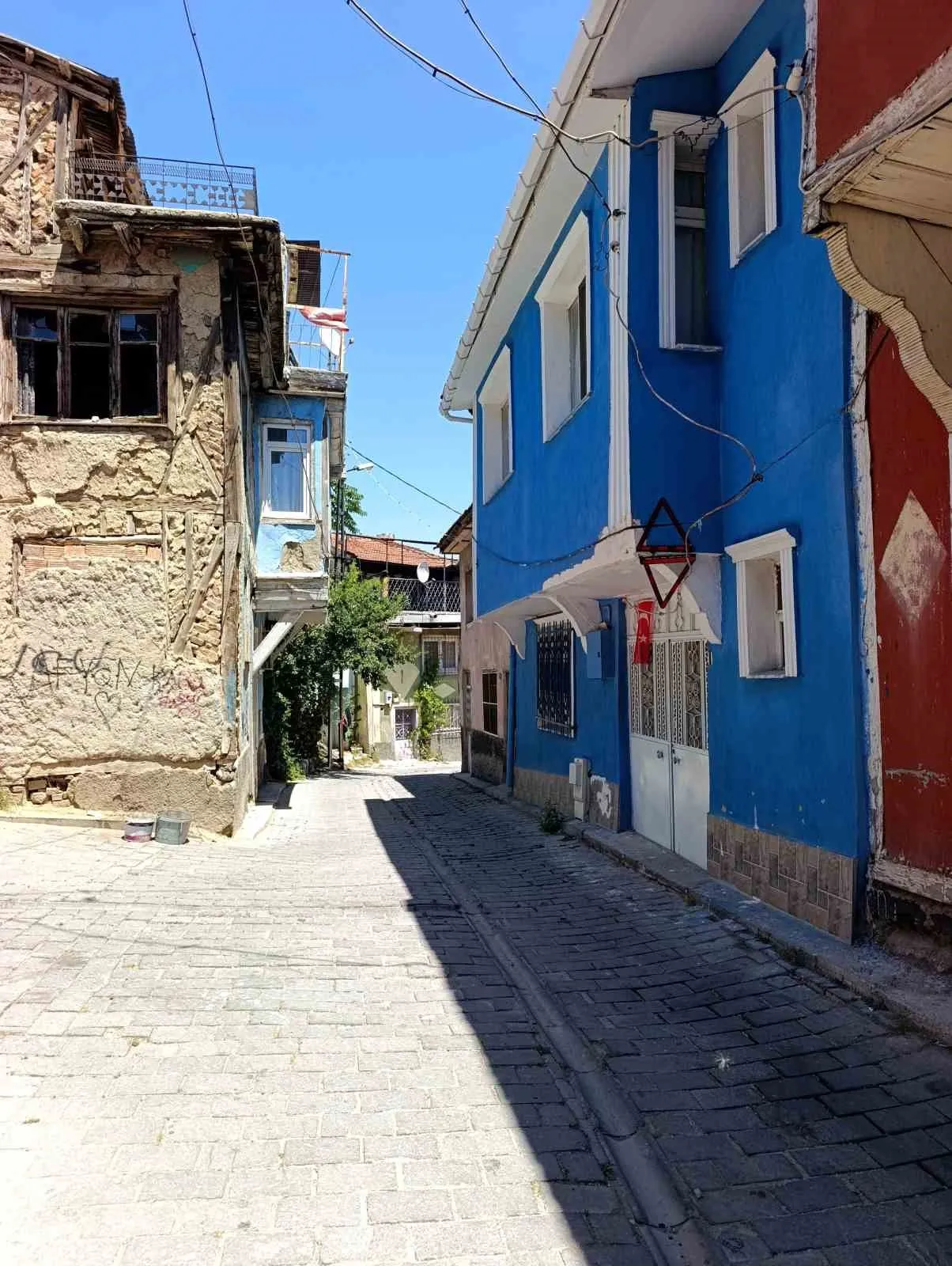 Afyonkarahisar'da ev sahibi isyan etti: Kamyonlar çarpmasın diye kirişe reflektörlü çözüm