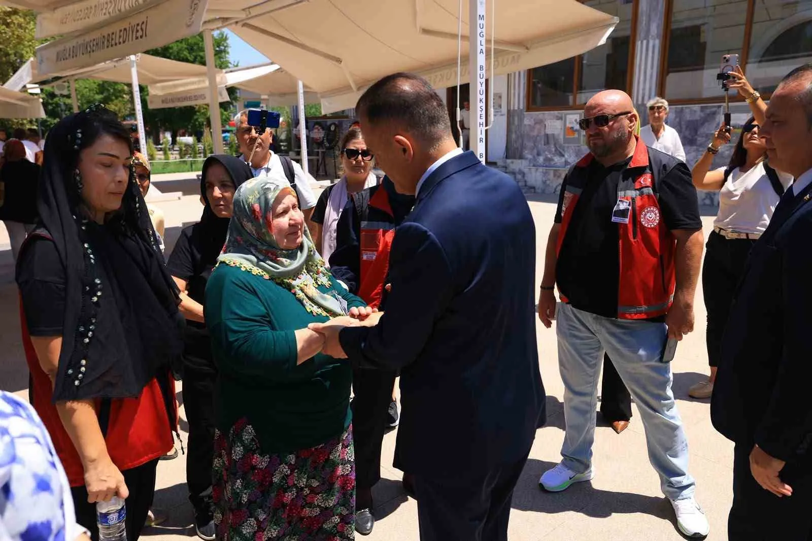 Vali Akbıyık acılı aileyi yalnız bırakmadı: Şehit babası son yolculuğuna uğurlandı
