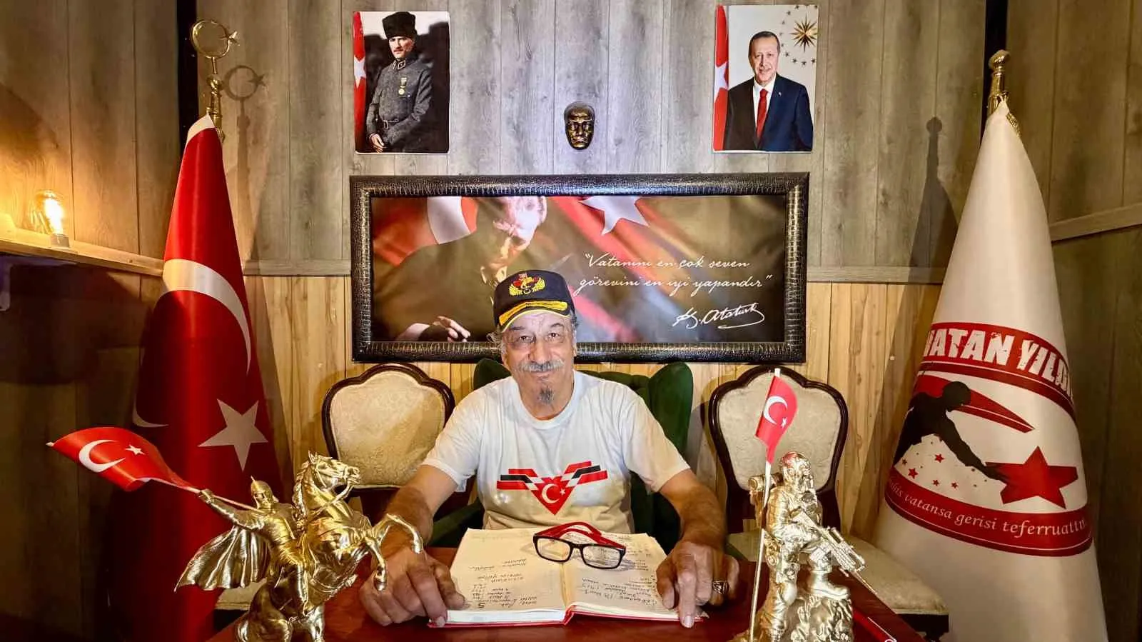 İzmirli sanatçıdan milli gurur: İş yerini 164 parçalık dev bir müzeye dönüştürdü