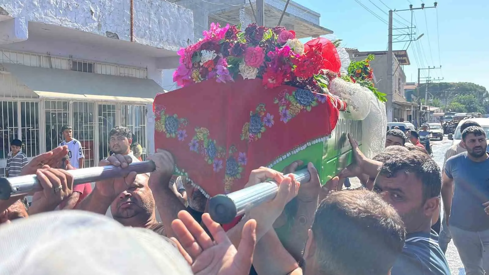 Acarlar'da yürek yakan veda: 15 yaşındaki Eda son yolculuğuna uğurlandı