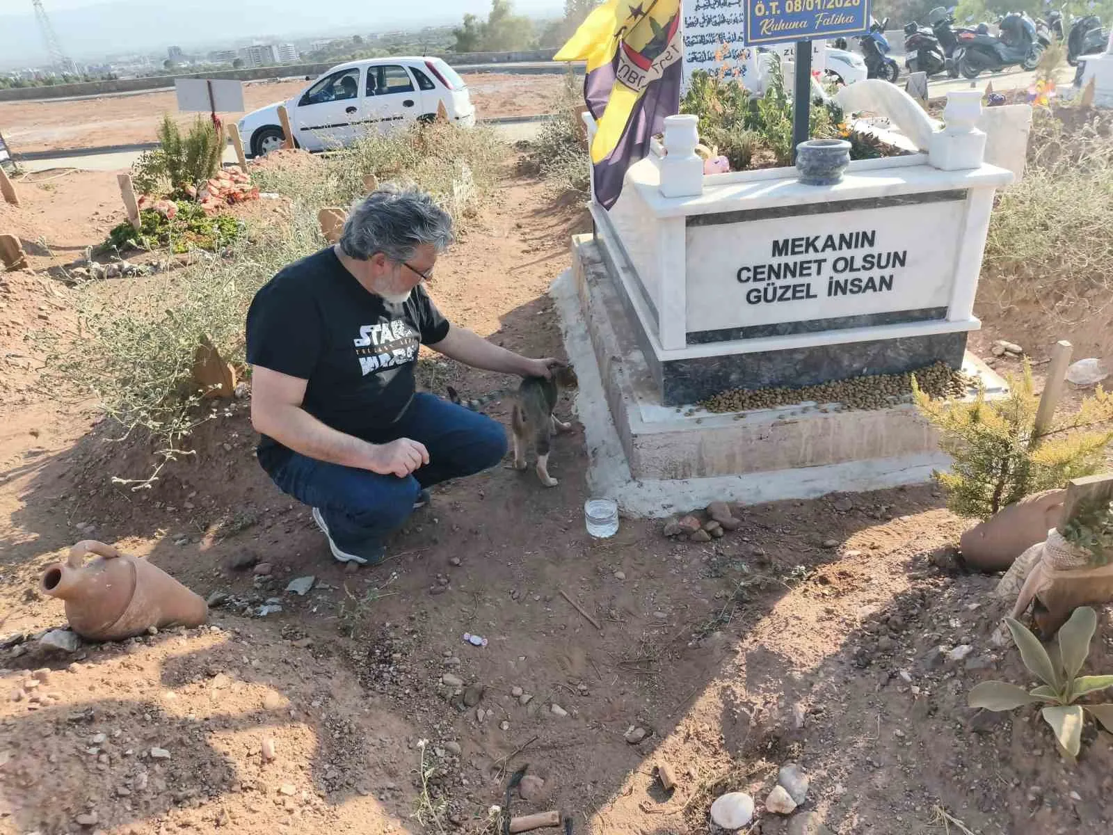 Sadakatini mezar başında gösterdi: Sahibinin vefatı onu yasa boğdu