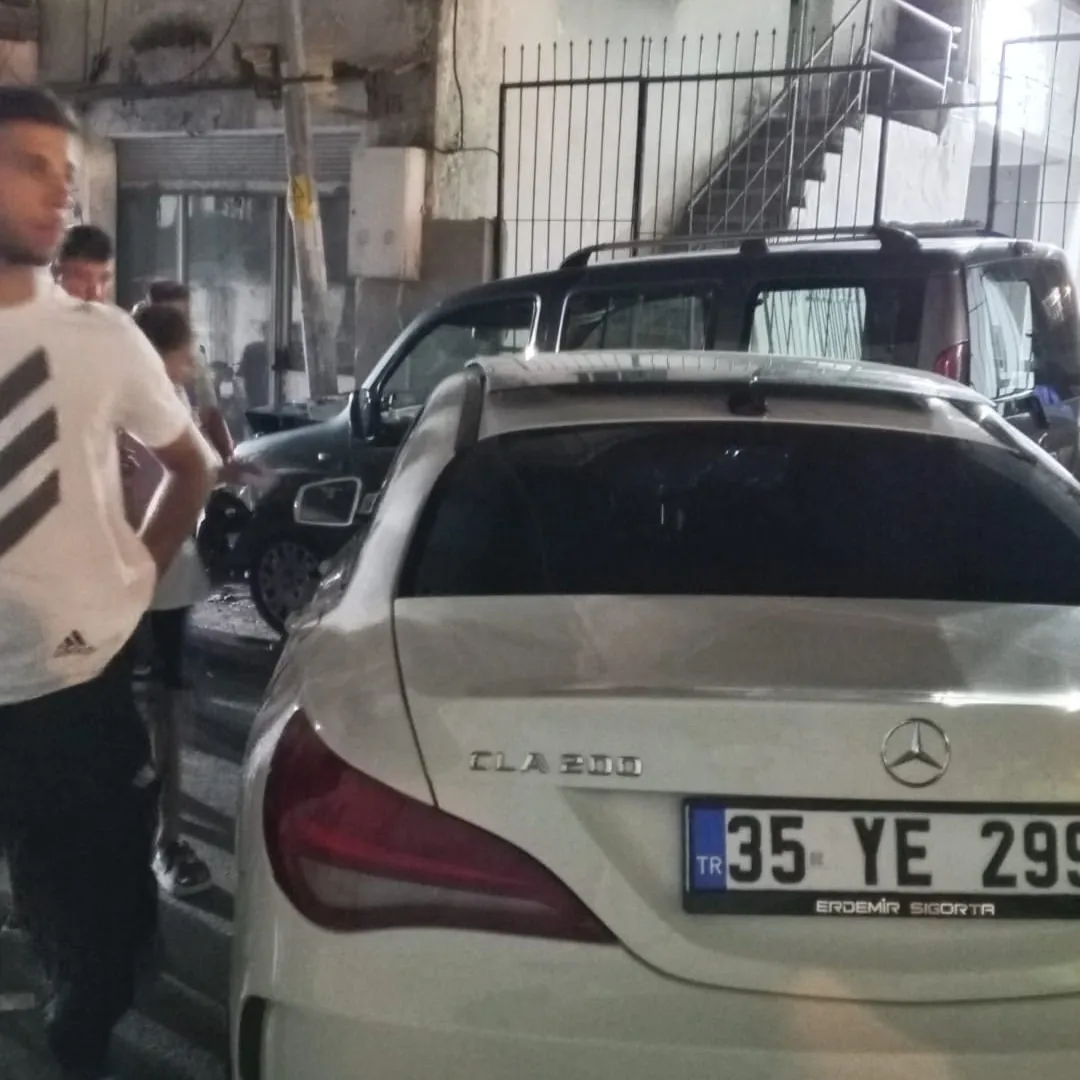 İzmir’de dehşet anları kamerada: Hareket halindeki araca bıçaklı saldırı