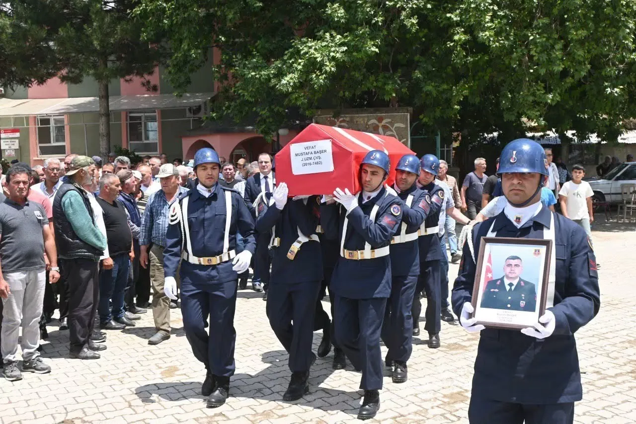Memleket hasretiyle geldiği baba ocağında acı veda: Uzman Çavuş Mustafa Başer son yolculuğuna uğurlandı