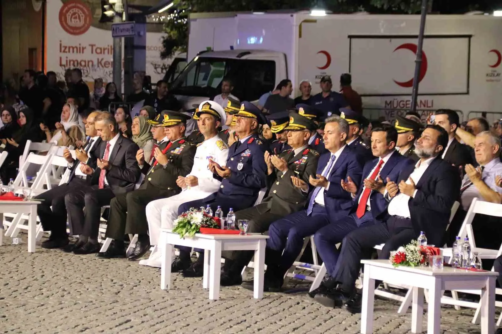 İzmir’de 15 Temmuz nöbeti: Meydanlar tek yürek oldu