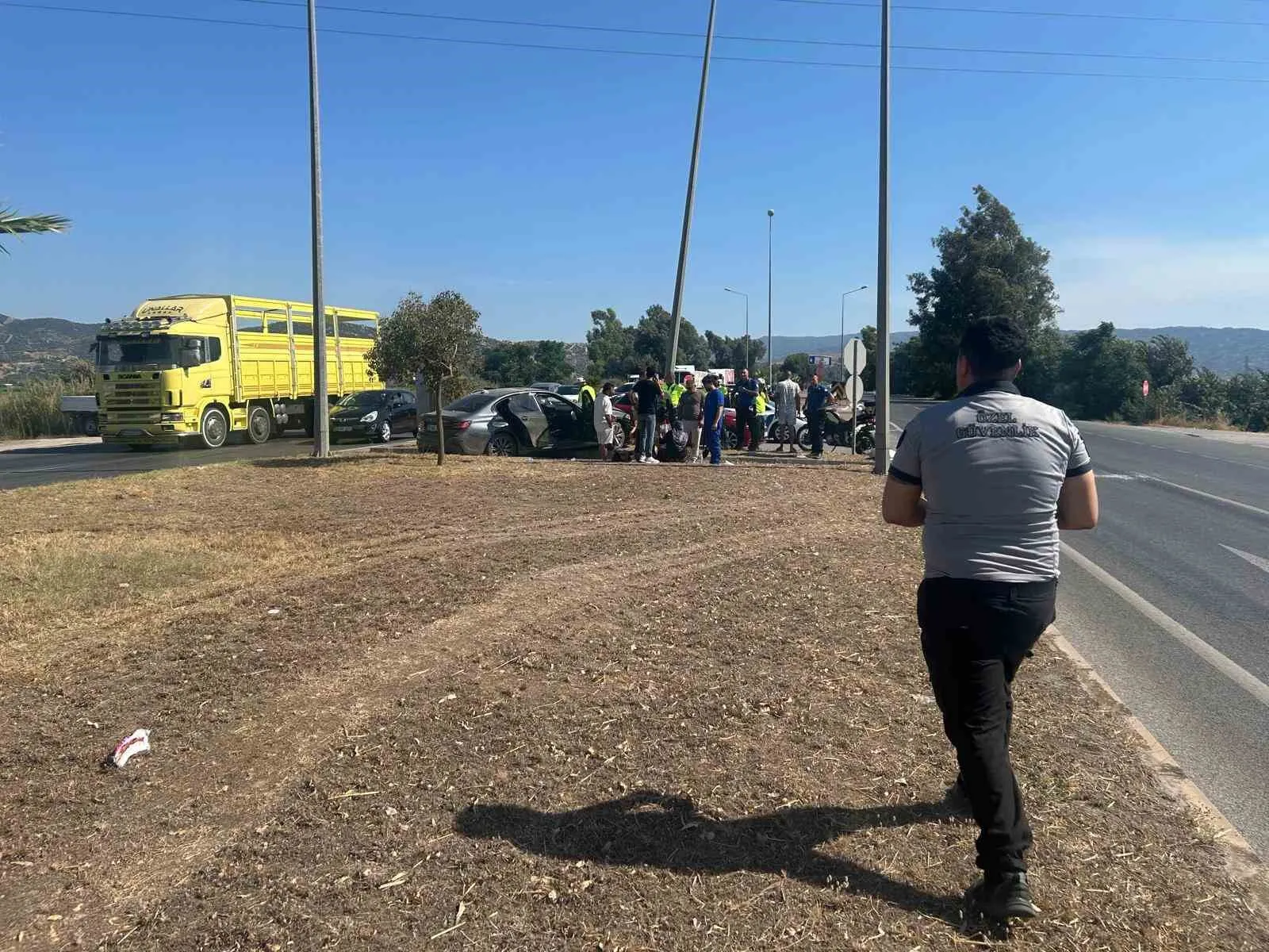 Aydın'da trafik kazası: Otomobil aydınlatma direğine çarptı