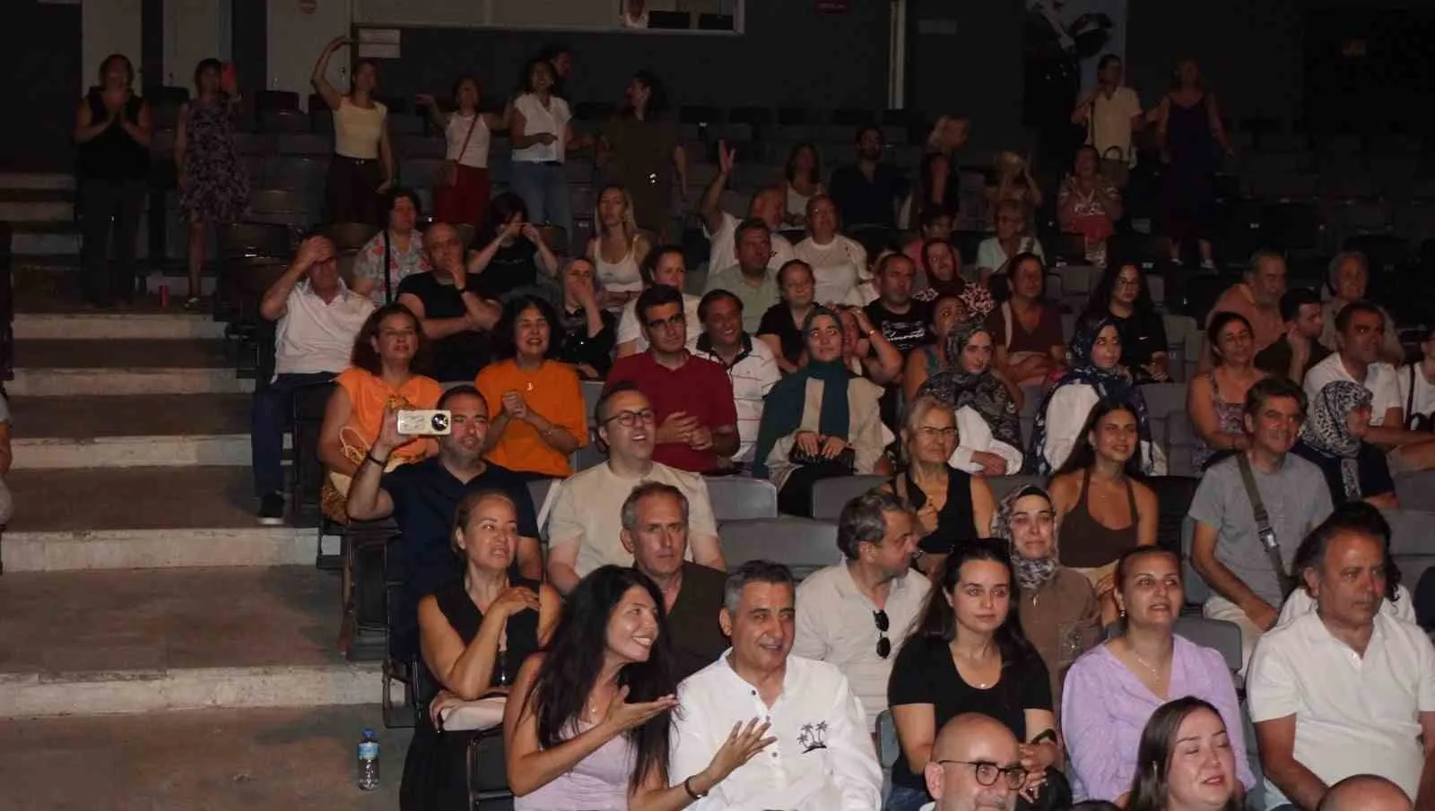 Faruk Sofuoğlu’ndan sahne tozlu bir nostalji yolculuğu: 80’ler ve 90’ların ruhu İzmir’de canlandı