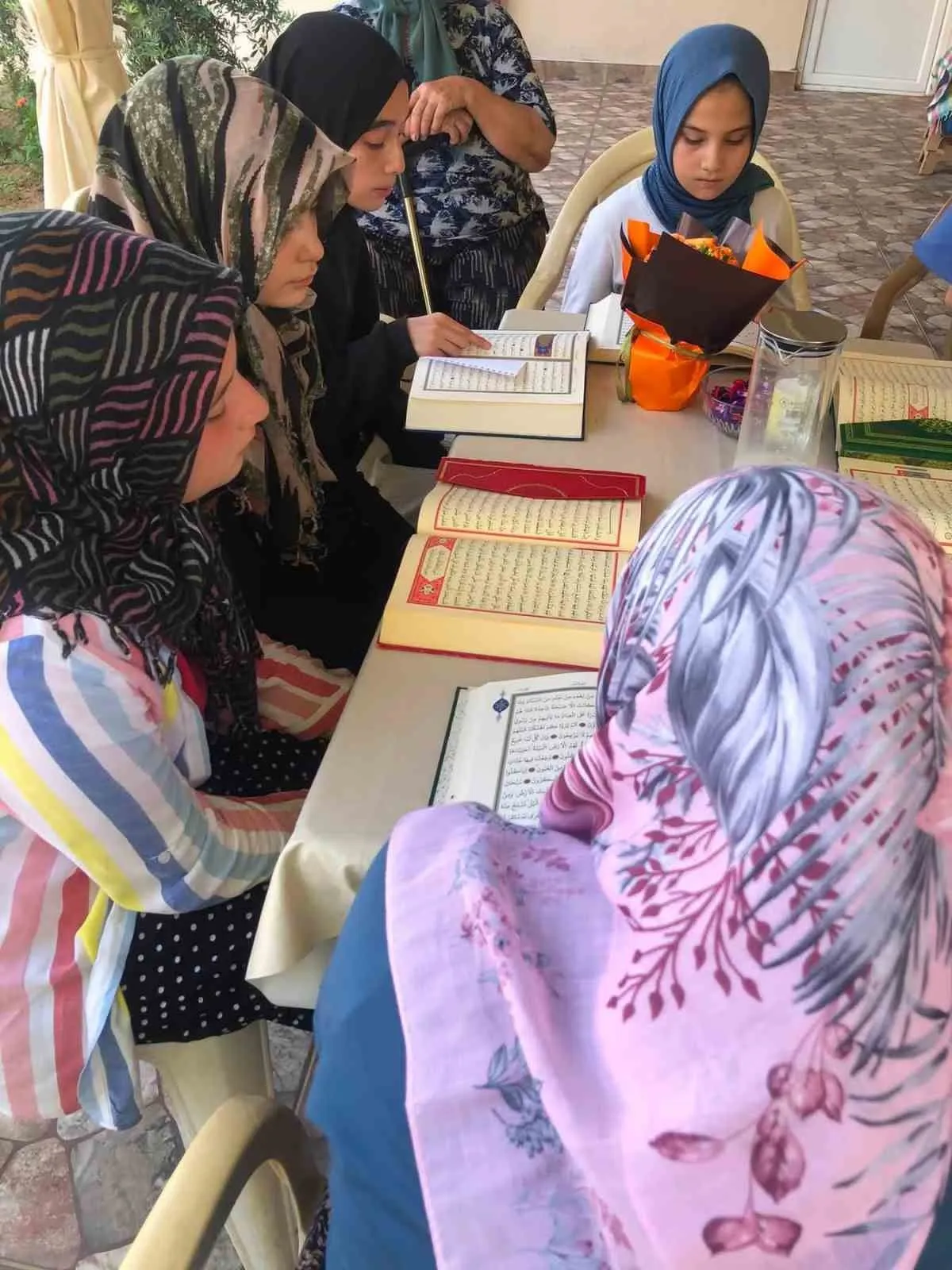 Minik ellerden vefa ziyareti: Kıbrıs gazisinin evinde duygusal anlar