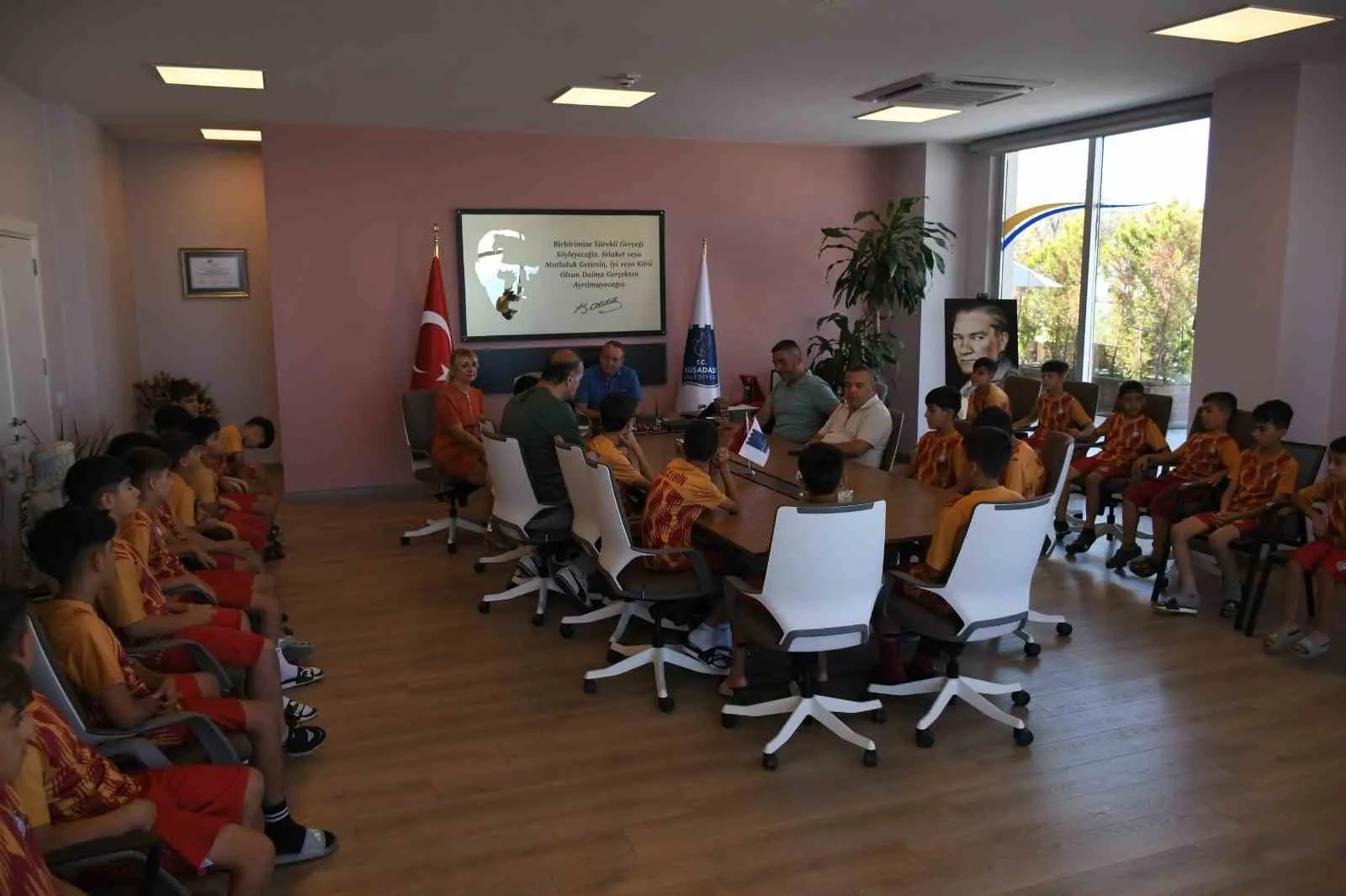 Nusaybinli minikler Ege’nin incisinde: Dokuz yıllık dostluk hikayesi sürüyor