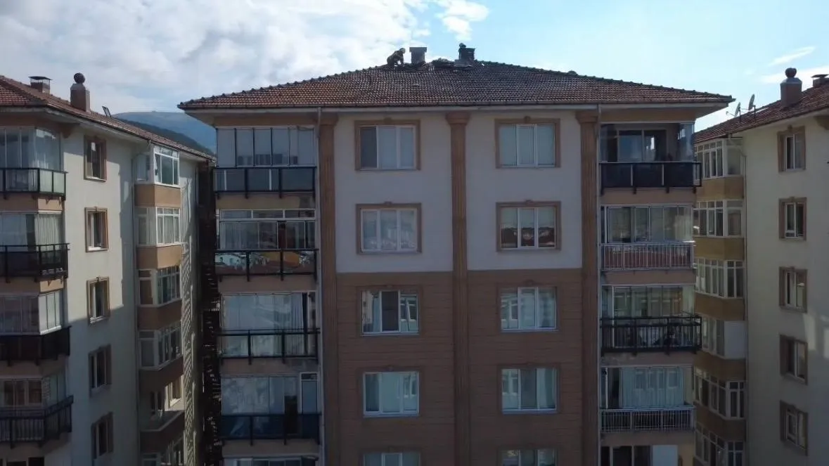 Kütahya'da gökyüzü aydınlandı, apartman çatısında korku dolu anlar yaşandı