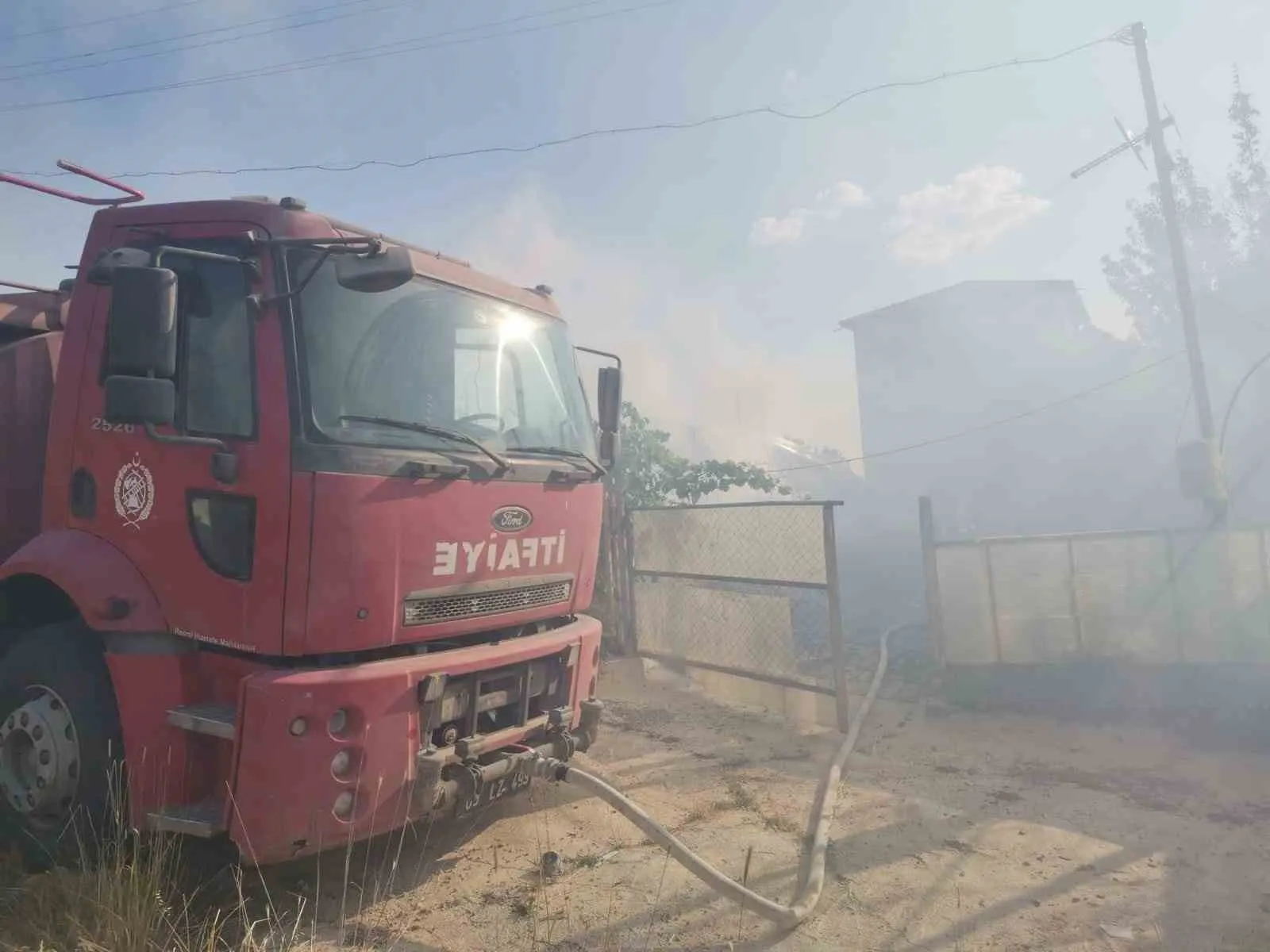 Sandıklı'da paniğe yol açan yangın: İtfaiye ekipleri büyümeden durdurdu