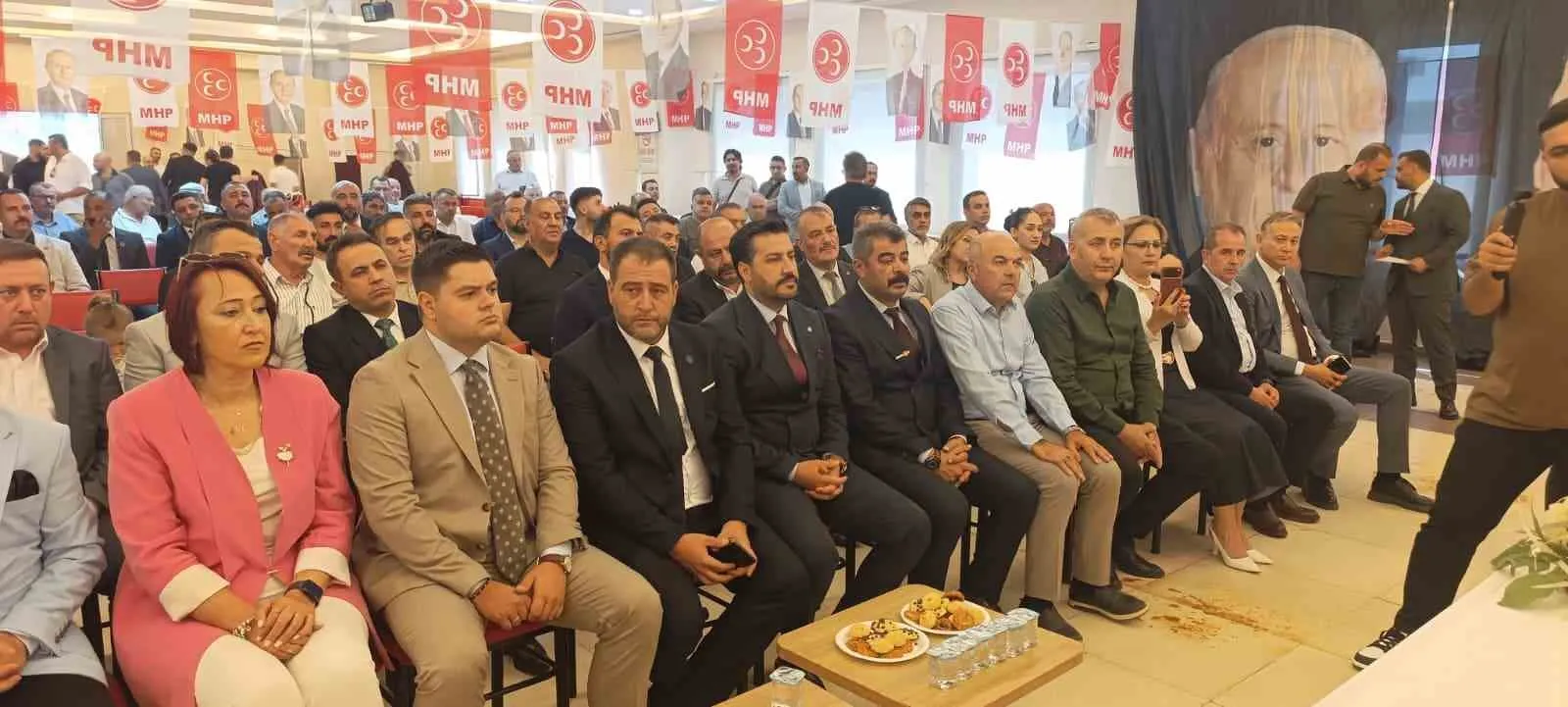 Söke MHP'de gençlik rüzgarı: Onur Şahin güven tazeleyerek görevi devraldı