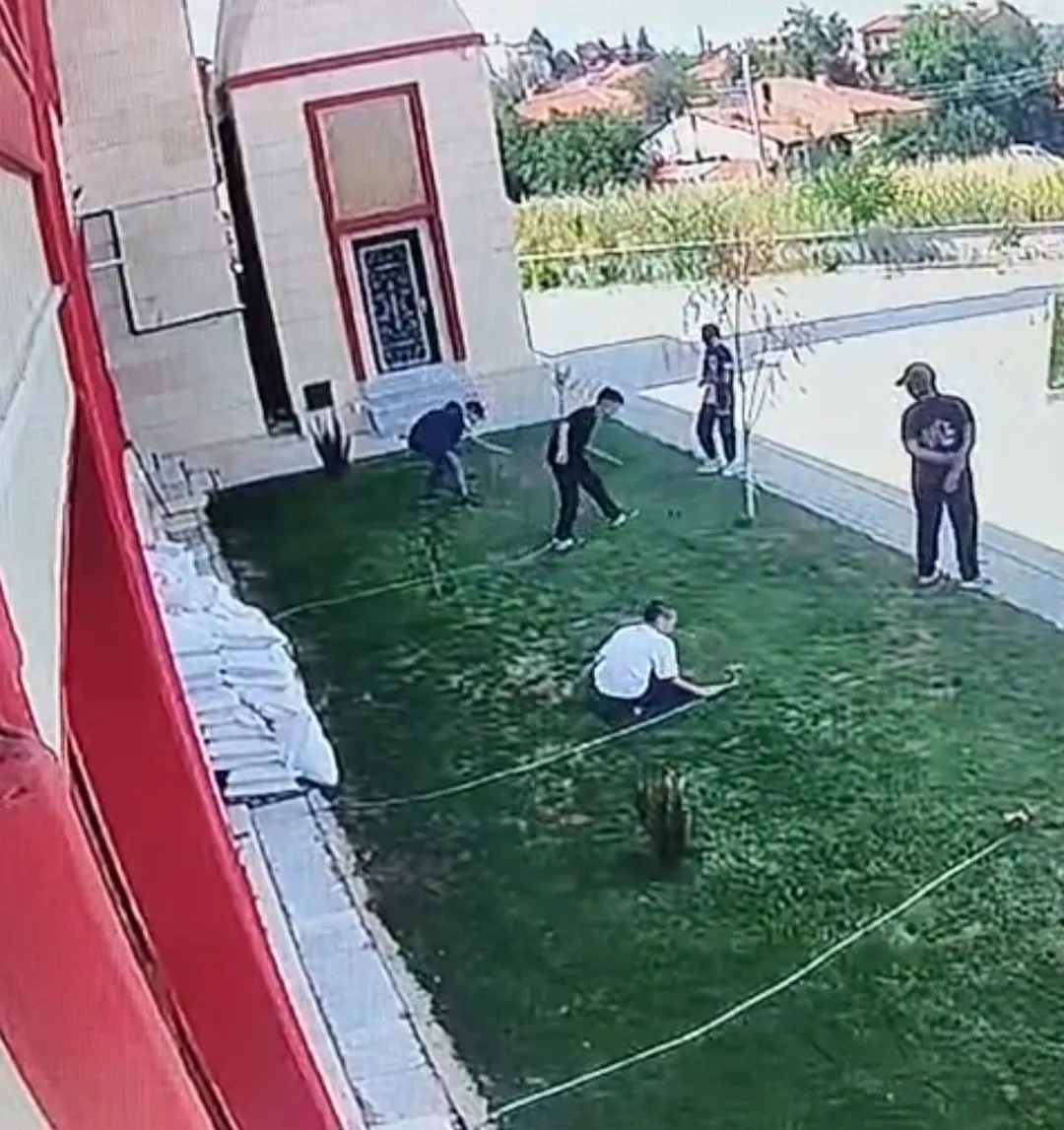 Kütahya'da cami bahçesinde vandallık: Sulama sistemini hedef aldılar
