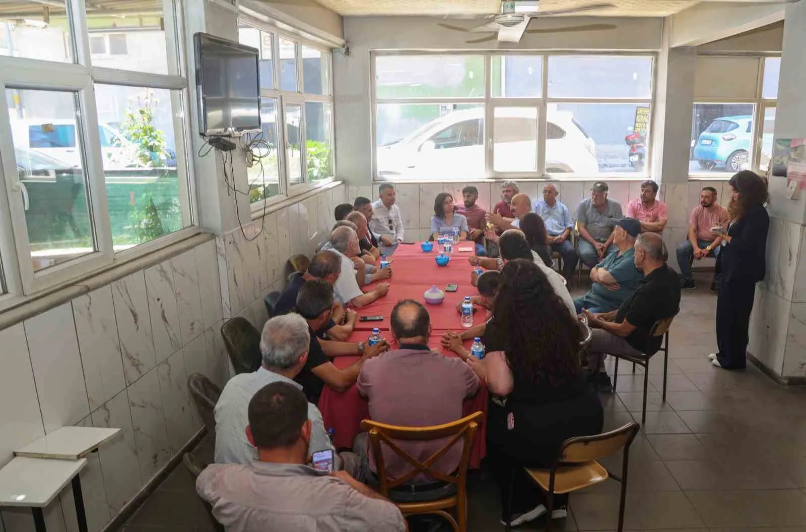 Uşak’ta saha mesaisi: Başkan Vekili Özkan esnafın nabzını tuttu