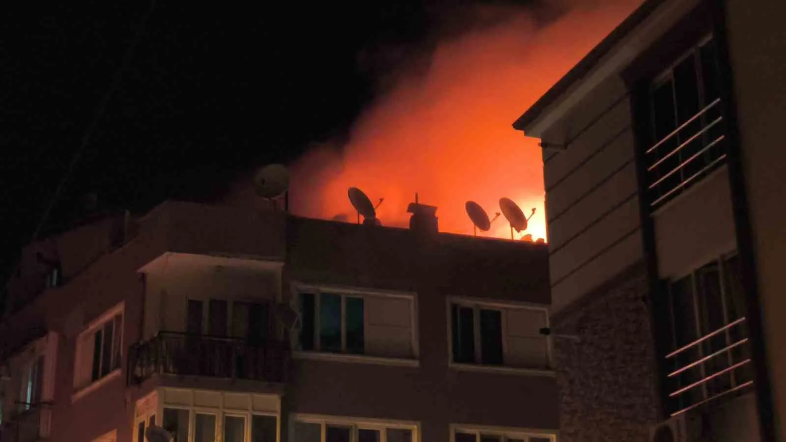 Denizli'de gece yarısı korku dolu anlar: Alevlerin arasına hortumla daldı