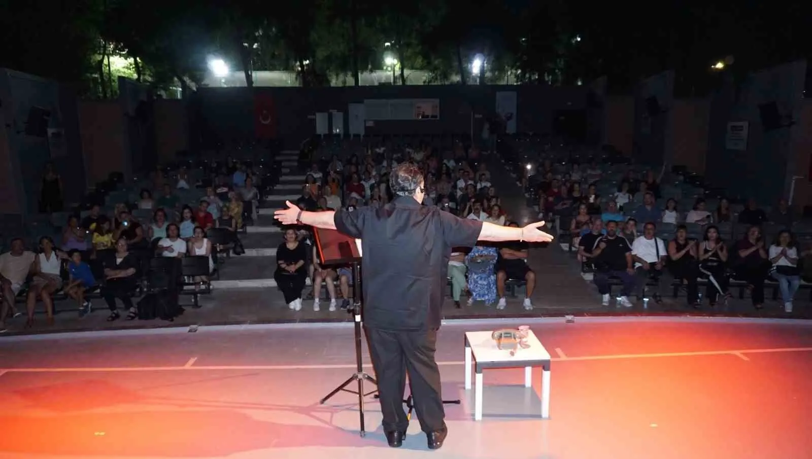 Faruk Sofuoğlu’ndan sahne tozlu bir nostalji yolculuğu: 80’ler ve 90’ların ruhu İzmir’de canlandı