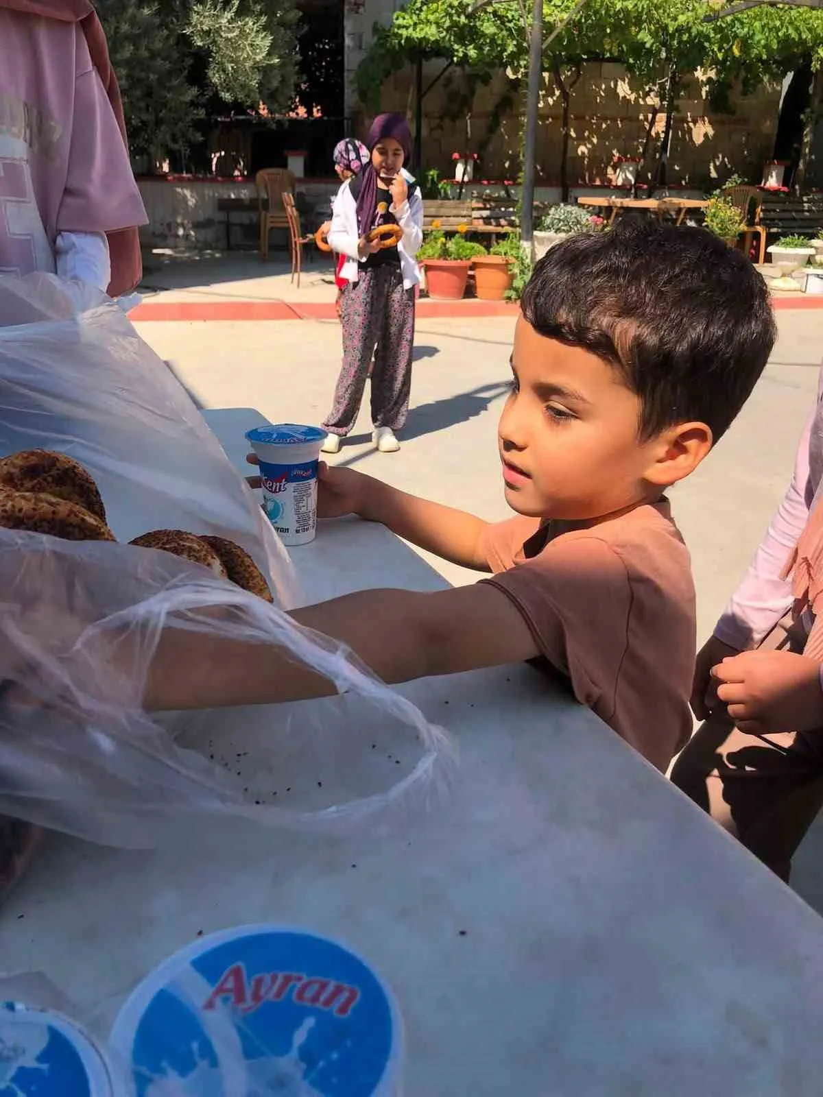 Manisa'da gönül sofrası: Yaz kursu öğrencilerine mahalleli desteği