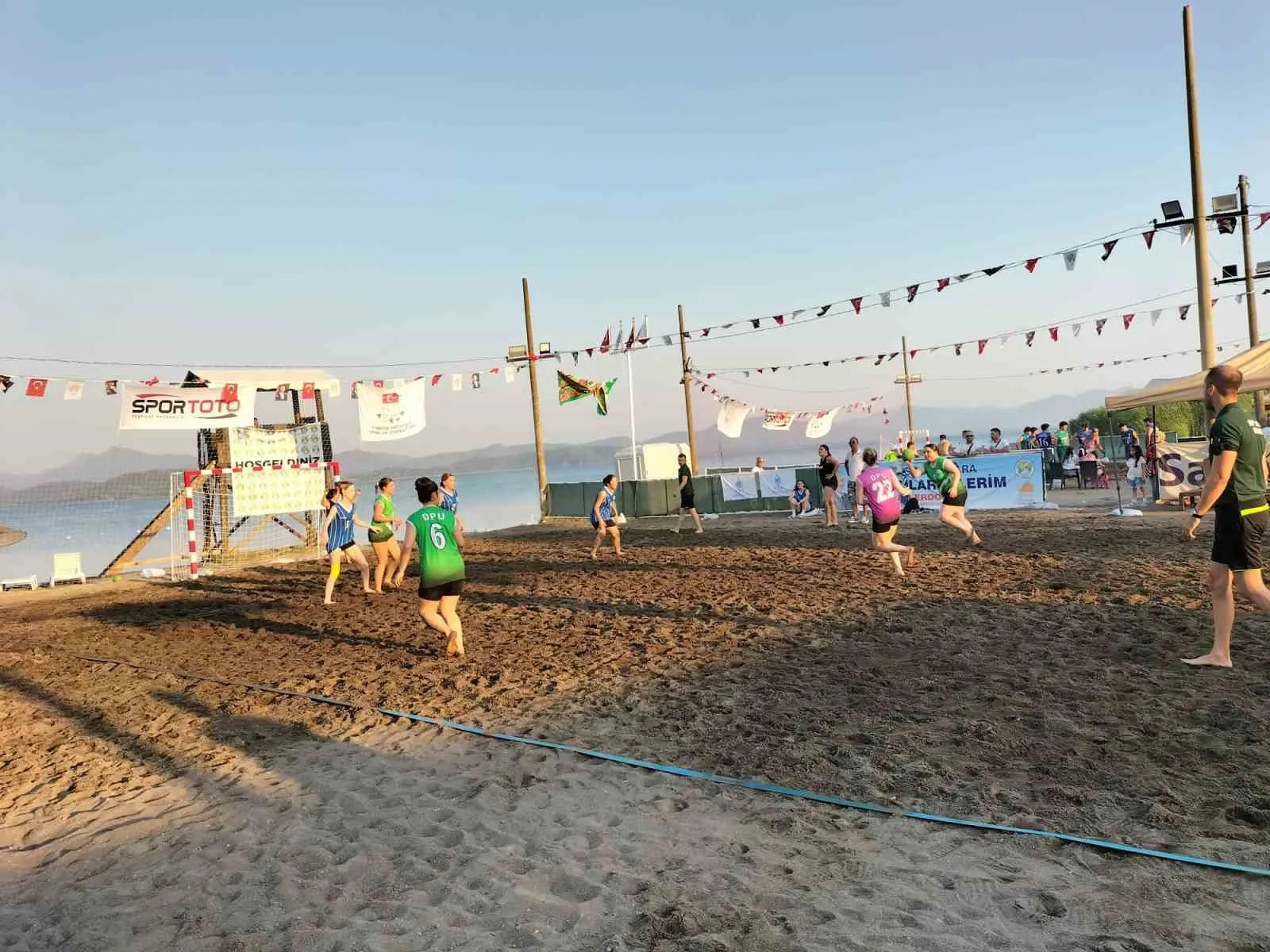 Köyceğiz'de plaj hentbolu rüzgarı: 320 sporcu şampiyonluk için ter döküyor