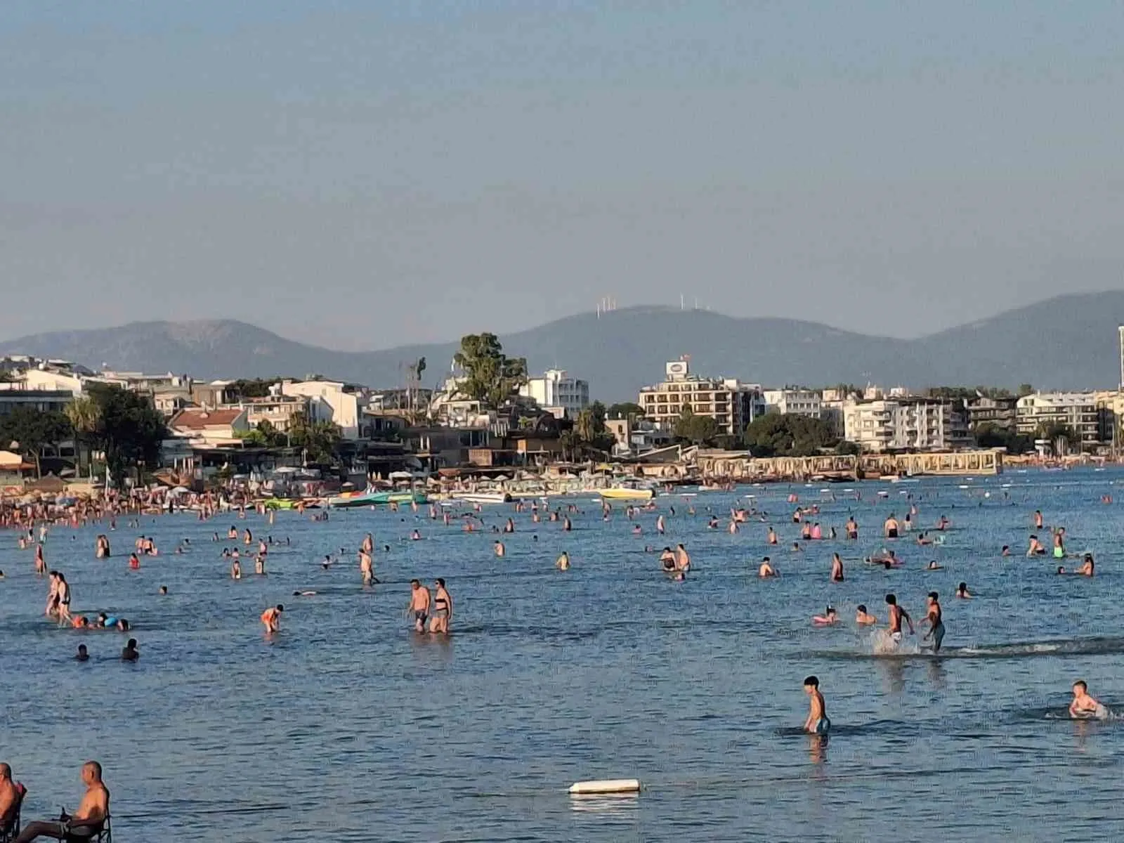 Didim'de termometreler zirveyi gördü: Sahillerde adım atacak yer kalmadı