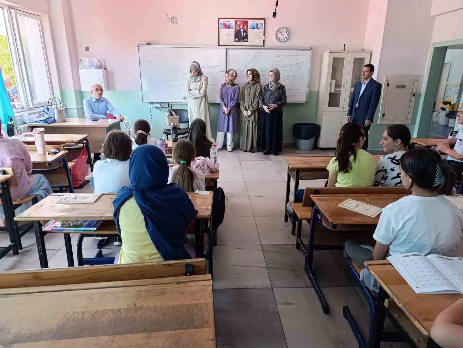 Afyonkarahisar'da yaz kurslarına yoğun ilgi: Müftü İmamoğlu öğrencileri yalnız bırakmadı