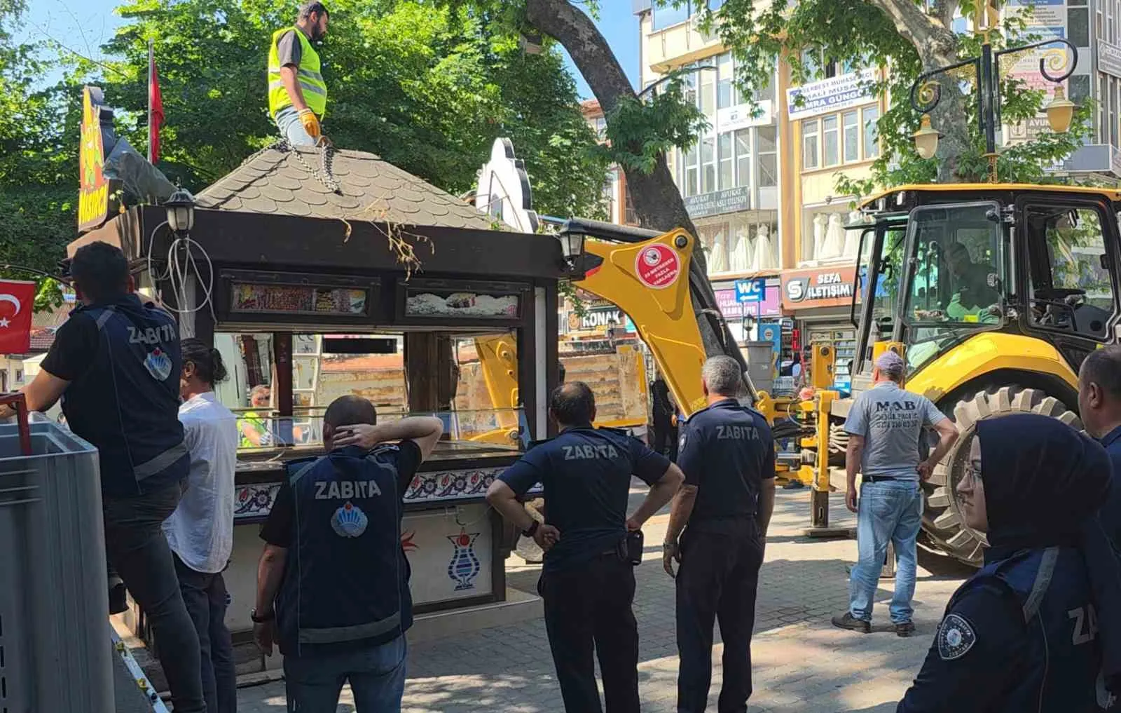 Kütahya'da Sevgi Yolu gerilimi: Çatıya çıkıp kendini zincirledi