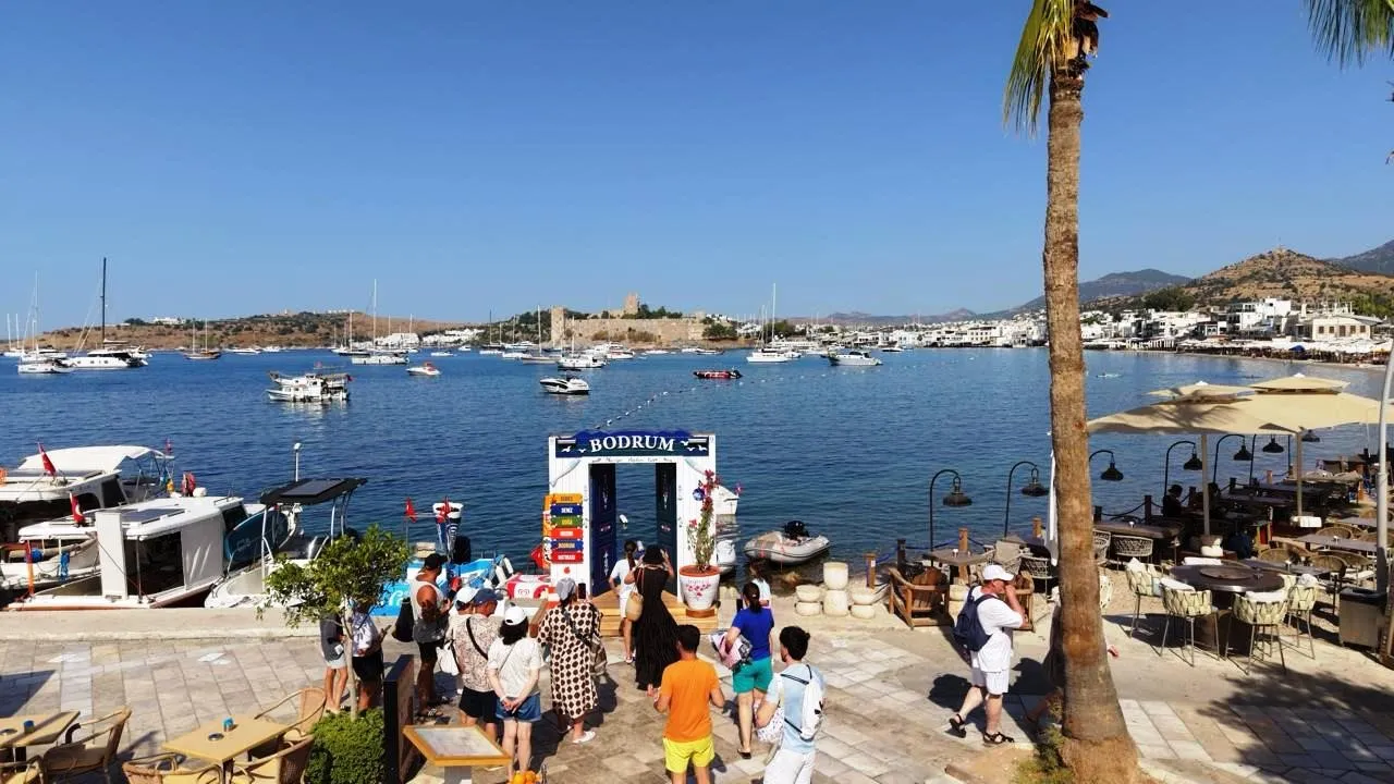 Bodrum’un yeni simgesi Kumbahçe’de: Ege’nin mavisi kapılara taşındı