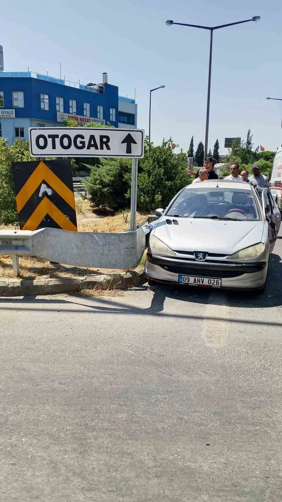 Efeler’de beton mikseri ile otomobil çarpıştı: İtfaiye ekipleri seferber oldu