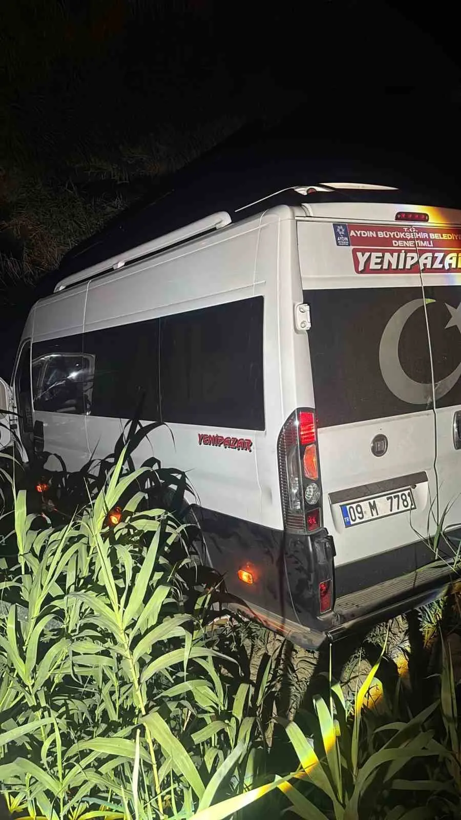 Yenipazar’da gece yarısı korkutan kaza: Minibüs dere yatağına devrildi