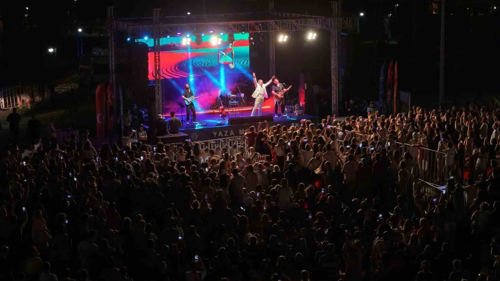 Çelik rüzgarı Aydın’ı salladı: Tekstil Park’ta müzik ziyafeti